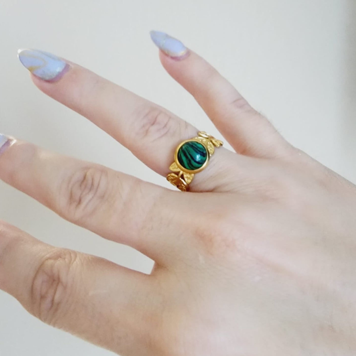 Emerald ring, Star ring, Adjustable bold ring, Adjustable Gold ring, Delicate and simple ring, chunky star ring, green gold ring, waterproof ring, hypoallergenic ring, untarnish ring, anti tarnish ring, anillo de estrellas, Water Resistant Jewelry, green Stone ring, green leaves adjustable ring