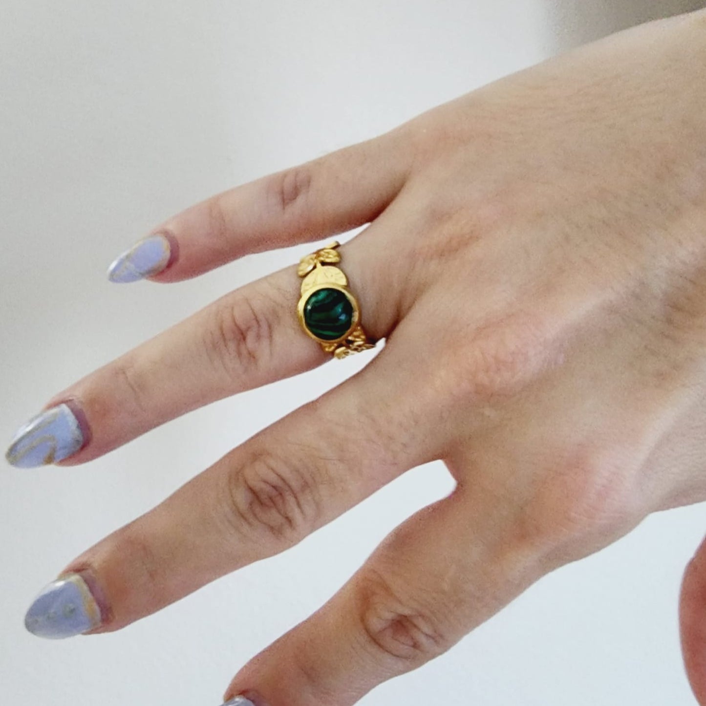 Emerald ring, Star ring, Adjustable bold ring, Adjustable Gold ring, Delicate and simple ring, chunky star ring, green gold ring, waterproof ring, hypoallergenic ring, untarnish ring, anti tarnish ring, anillo de estrellas, Water Resistant Jewelry, green Stone ring, green leaves adjustable ring