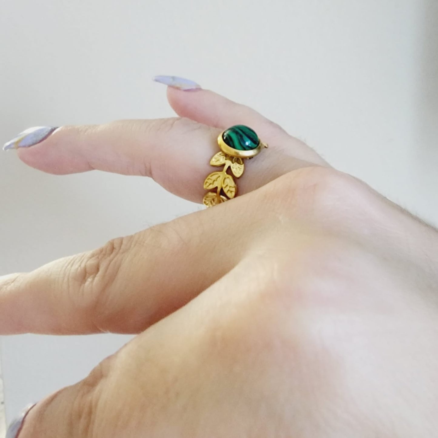 Emerald ring, Star ring, Adjustable bold ring, Adjustable Gold ring, Delicate and simple ring, chunky star ring, green gold ring, waterproof ring, hypoallergenic ring, untarnish ring, anti tarnish ring, anillo de estrellas, Water Resistant Jewelry, Green Stone ring, green leaves adjustable ring