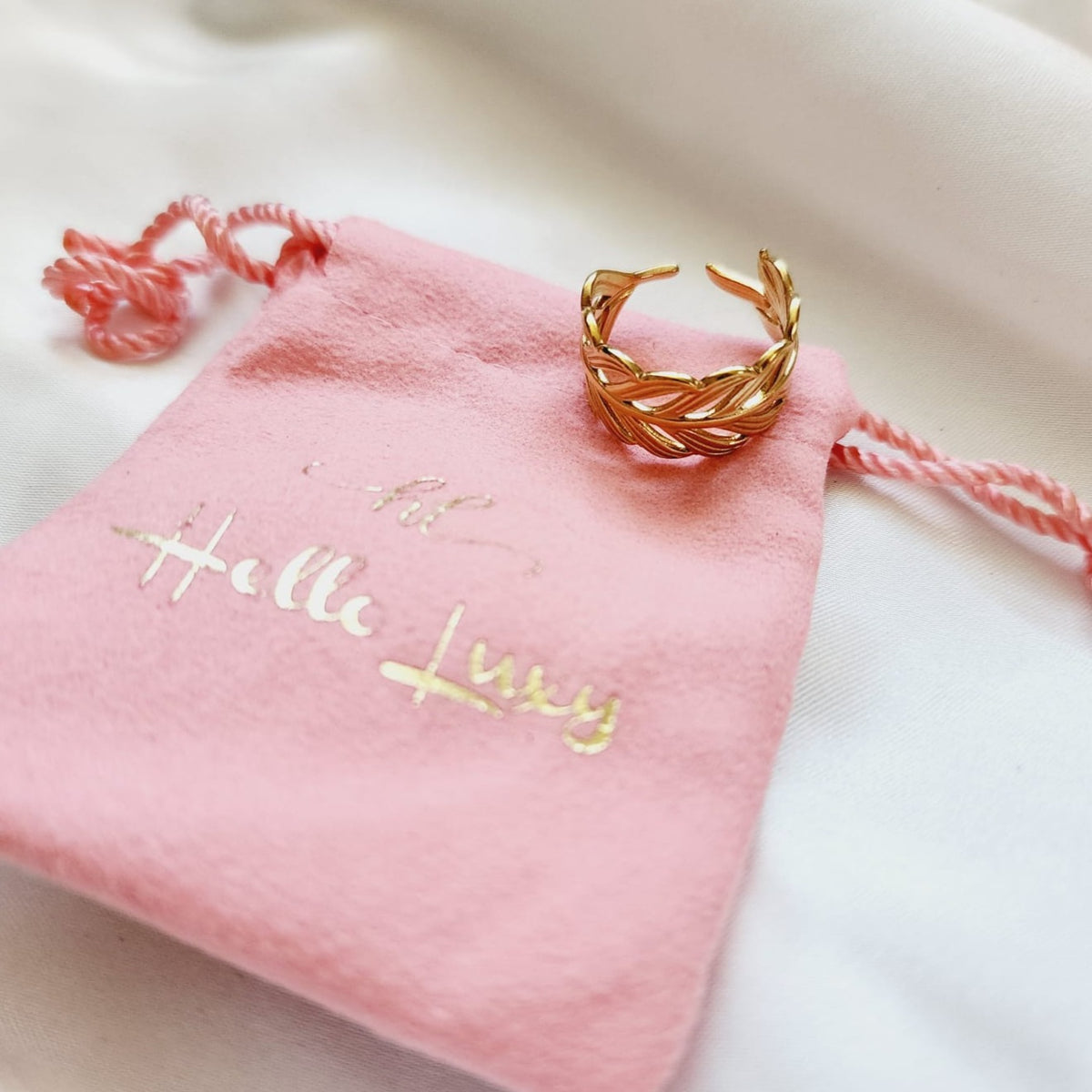 Bold Intertwined leaves Ring, gold leaves Ring, Chunky leaves ring, vintage leaves bold ring, Adjustable Gold ring, dainty leaves ring, Delicate and simple ring, chunky star ring, green gold ring, waterproof ring, hypoallergenic ring, untarnish ring, anti tarnish ring, anillo de estrellas, Water Resistant Jewelry  Water Resistant sweat resistant jewelry water resistance jewelry  Vintage Rings