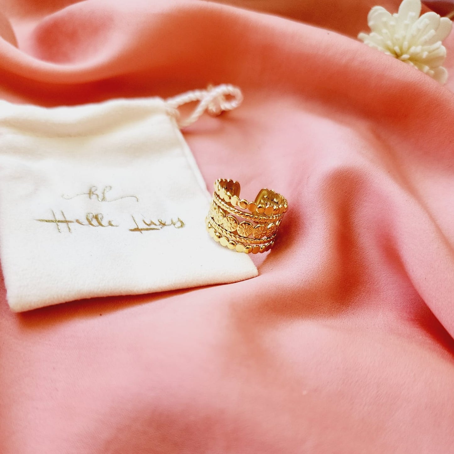 Bold Sun Ring, gold sun Ring, Chunky sun ring, vintage sun bold ring, Adjustable Gold ring, Adjustable Gold ring, dainty leaves ring, Delicate and simple ring, chunky star ring, green gold ring, waterproof ring, hypoallergenic ring, untarnish ring, anti tarnish ring, anillo de estrellas, Water Resistant Jewelry  Water Resistant sweat resistant jewelry water resistance jewelry  Vintage Rings  Vintage Modern Rings  tarnish free jewelry