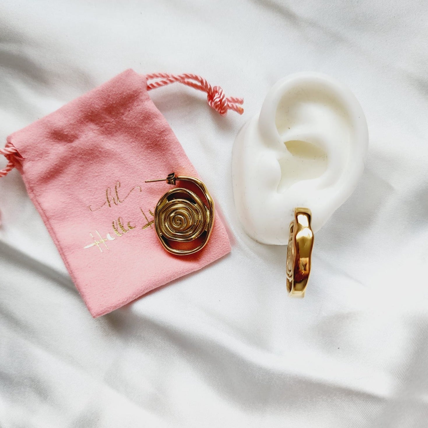 Gold vintage waterproof earrings, geometric earrings, vintage polish medium earrings, Vintage gold earrings, classy earrings, vintage golden studs, geometric circle earrings, golden chunky earrings, Dainty chunky earrings, hypoallergenic earrings, Golden everyday studs, 18k gold plated earrings, Waterproof earrings, gold rounded earrings, Durable earrings, Elegant earrings, Timeless design, aesthetic earrings, timeless earrings, stylish earrings, Versatile jewelry, Bold Earrings, chunky earrings