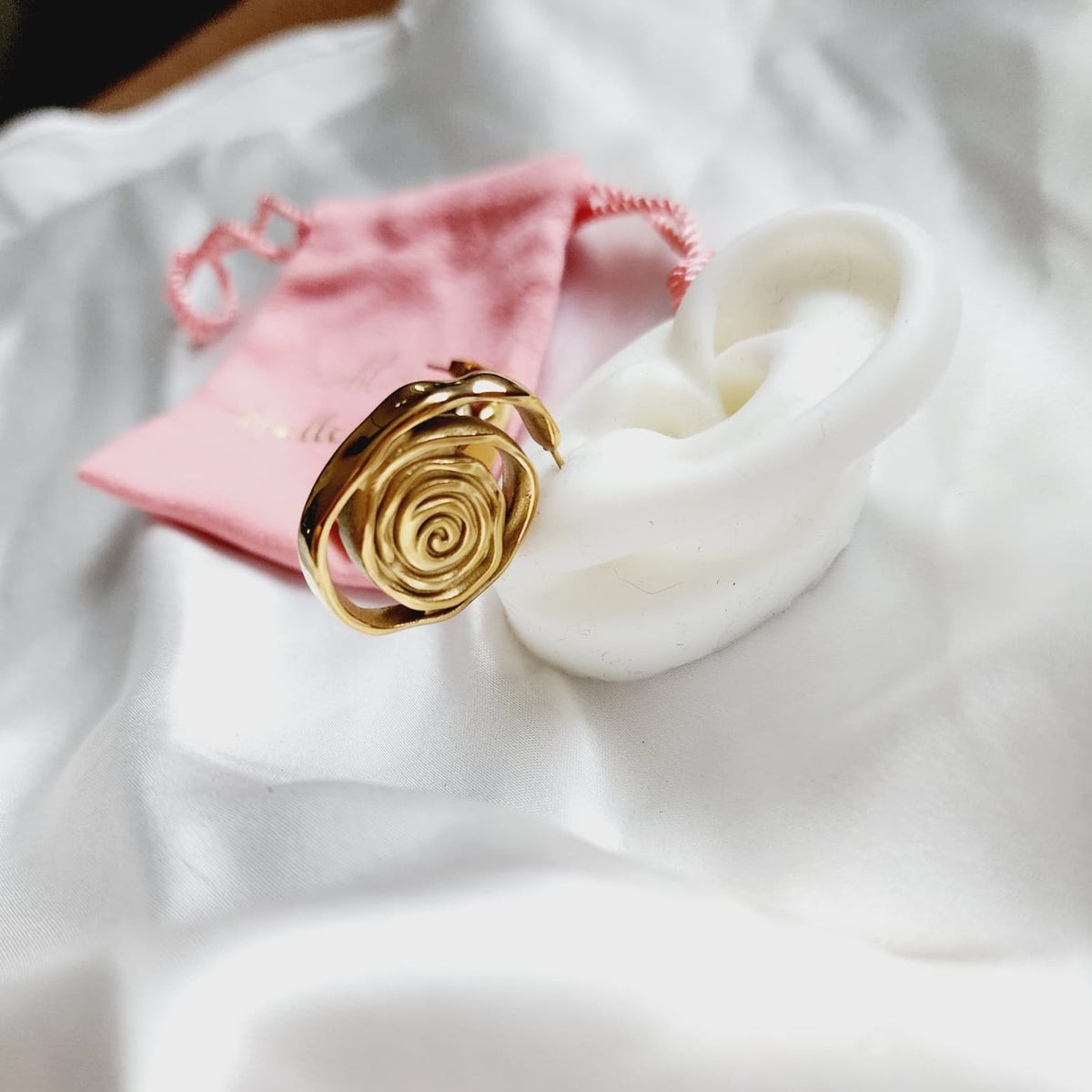 Gold vintage waterproof earrings, geometric earrings, vintage polish medium earrings, Vintage gold earrings, classy earrings, vintage golden studs, geometric circle earrings, golden chunky earrings, Dainty chunky earrings, hypoallergenic earrings, Golden everyday studs, 18k gold plated earrings, Waterproof earrings, gold rounded earrings, Durable earrings, Elegant earrings, Timeless design, aesthetic earrings, timeless earrings, stylish earrings, Versatile jewelry, Bold Earrings, chunky earrings