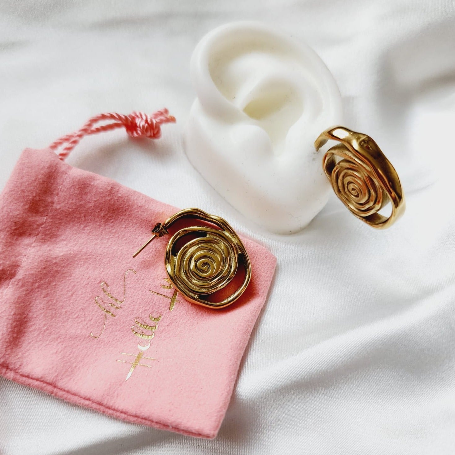 Gold vintage waterproof earrings, geometric earrings, vintage polish medium earrings, Vintage gold earrings, classy earrings, vintage golden studs, geometric circle earrings, golden chunky earrings, Dainty chunky earrings, hypoallergenic earrings, Golden everyday studs, 18k gold plated earrings, Waterproof earrings, gold rounded earrings, Durable earrings, Elegant earrings, Timeless design, aesthetic earrings, timeless earrings, stylish earrings, Versatile jewelry, Bold Earrings, chunky earrings