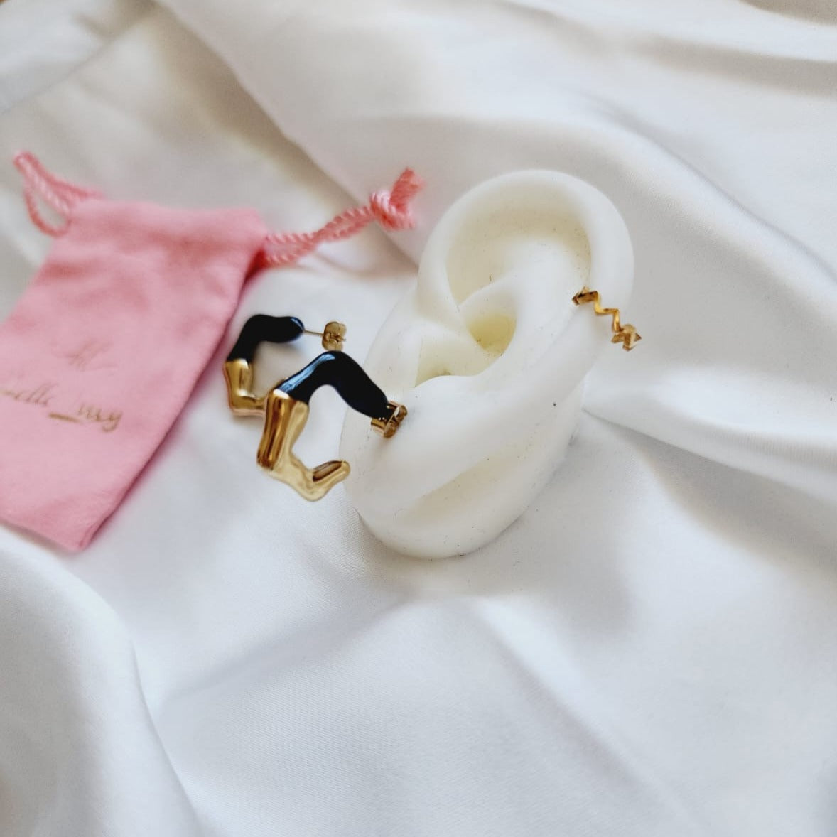 Black and gold vintage earrings,  Black circle shape Earrings, Black Earrings, , Black asymmetrical pearl earrings,  Black lava shape Earrings, Black Earrings, asymmetrical Black earrings,  Black lava shape Earrings, Gold and Black Earrings, Water Resistant Earrings, 18k Gold Plated, Vintage Earrings, everyday jewelry, Pearl studs, unique pearl earrings, vintage golden pearls earrings, 18K lava shape pearl bead stainless steel asymmetrical earrings