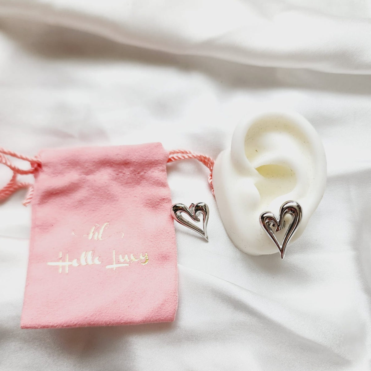 Coquette Earrings, hearts gold earrings, hearts gold medium earrings, gold classy earrings, hearts earrings, self love earrings, gold chunky hearts studs, aretes de corazones, pantallas de corazones, everyday heart earrings, simple golden heart earrings, delicate heart studs, hypoallergenic earrings, two tone everyday hoops, 18k gold plated earrings, Waterproof earrings