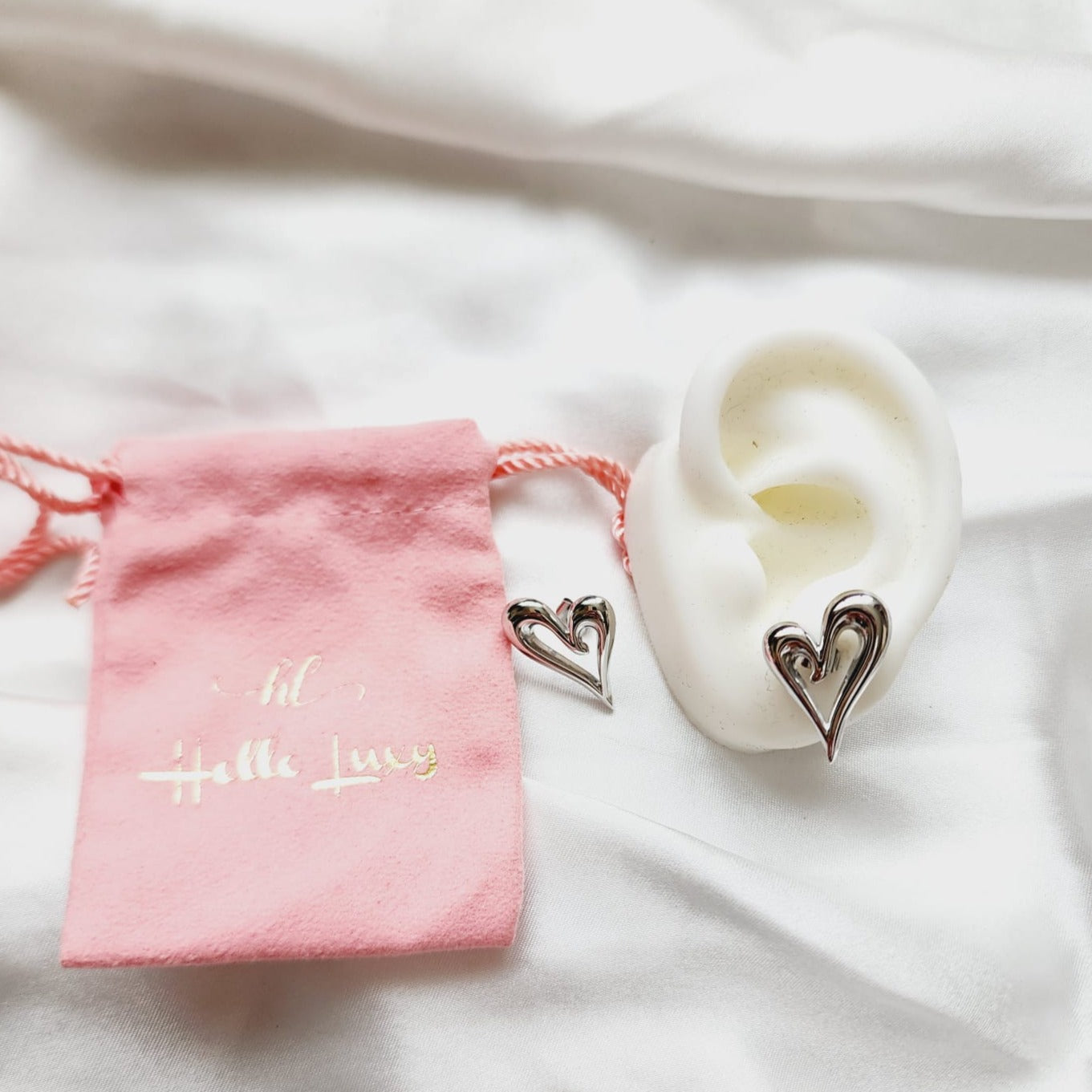 Coquette Earrings, hearts gold earrings, hearts gold medium earrings, gold classy earrings, hearts earrings, self love earrings, gold chunky hearts studs, aretes de corazones, pantallas de corazones, everyday heart earrings, simple golden heart earrings, delicate heart studs, hypoallergenic earrings, two tone everyday hoops, 18k gold plated earrings, Waterproof earrings