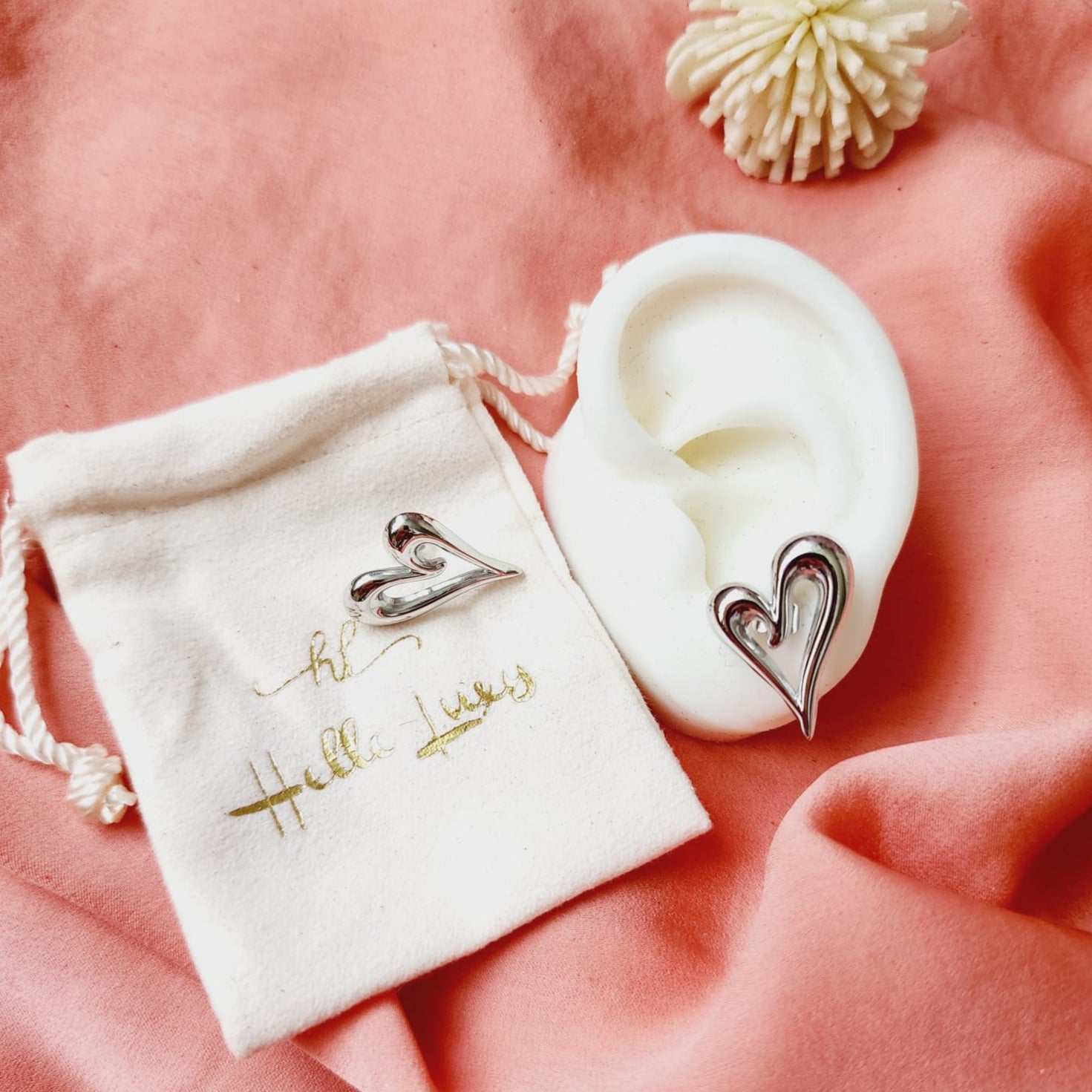 Coquette Earrings, hearts gold earrings, hearts gold medium earrings, gold classy earrings, hearts earrings, self love earrings, gold chunky hearts studs, aretes de corazones, pantallas de corazones, everyday heart earrings, simple golden heart earrings, delicate heart studs, hypoallergenic earrings, two tone everyday hoops, 18k gold plated earrings, Waterproof earrings