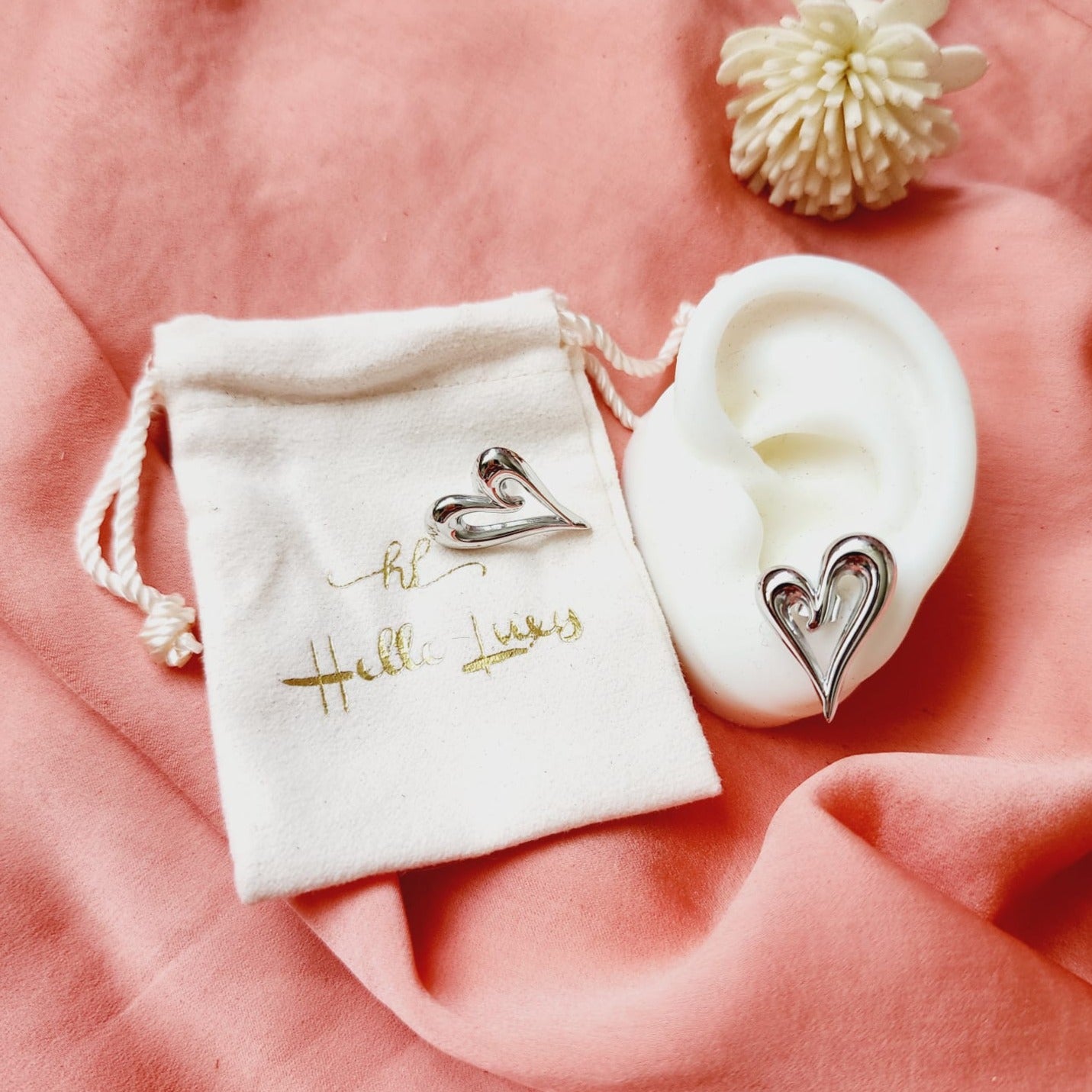 Coquette Earrings, hearts gold earrings, hearts gold medium earrings, gold classy earrings, hearts earrings, self love earrings, gold chunky hearts studs, aretes de corazones, pantallas de corazones, everyday heart earrings, simple golden heart earrings, delicate heart studs, hypoallergenic earrings, two tone everyday hoops, 18k gold plated earrings, Waterproof earrings