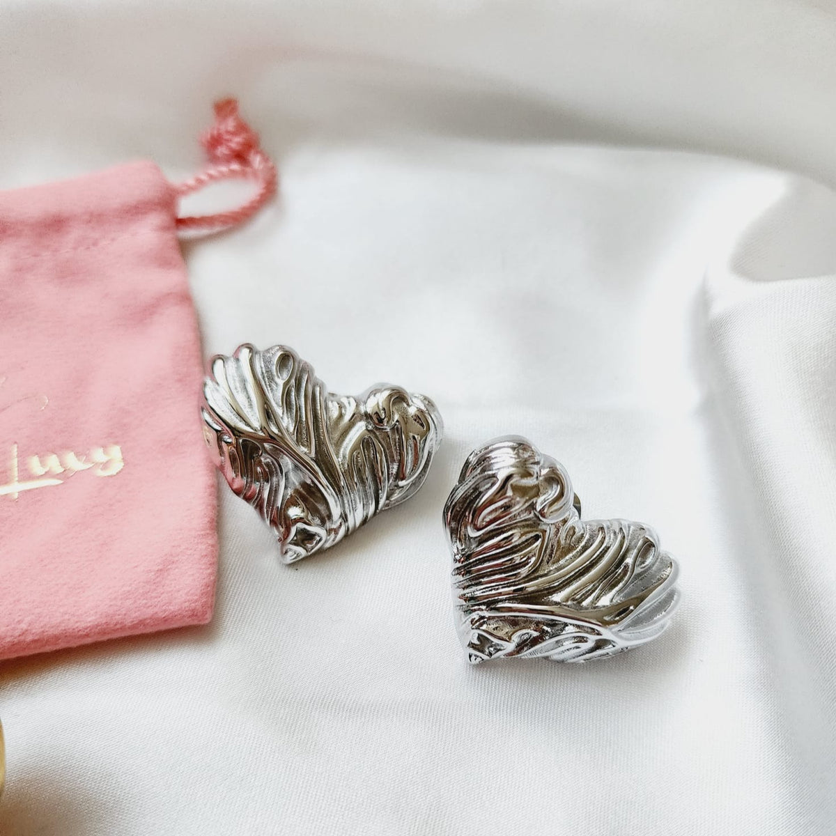 Coquette Earrings, hearts gold earrings, hearts gold medium earrings, gold classy earrings, hearts earrings, self love earrings, gold chunky hearts studs, aretes de corazones, pantallas de corazones, everyday heart earrings, simple golden heart earrings, delicate heart studs, hypoallergenic earrings, two tone everyday