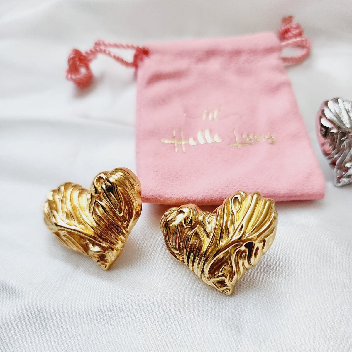 Coquette Earrings, hearts gold earrings, hearts gold medium earrings, gold classy earrings, hearts earrings, self love earrings, gold chunky hearts studs, aretes de corazones, pantallas de corazones, everyday heart earrings, simple golden heart earrings, delicate heart studs, hypoallergenic earrings, two tone everyday