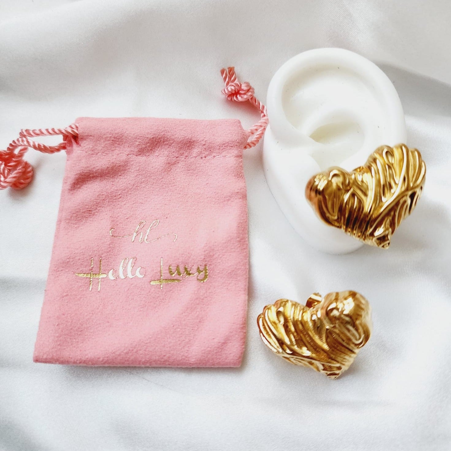 Coquette Earrings, hearts gold earrings, hearts gold medium earrings, gold classy earrings, hearts earrings, self love earrings, gold chunky hearts studs, aretes de corazones, pantallas de corazones, everyday heart earrings, simple golden heart earrings, delicate heart studs, hypoallergenic earrings, two tone everyday