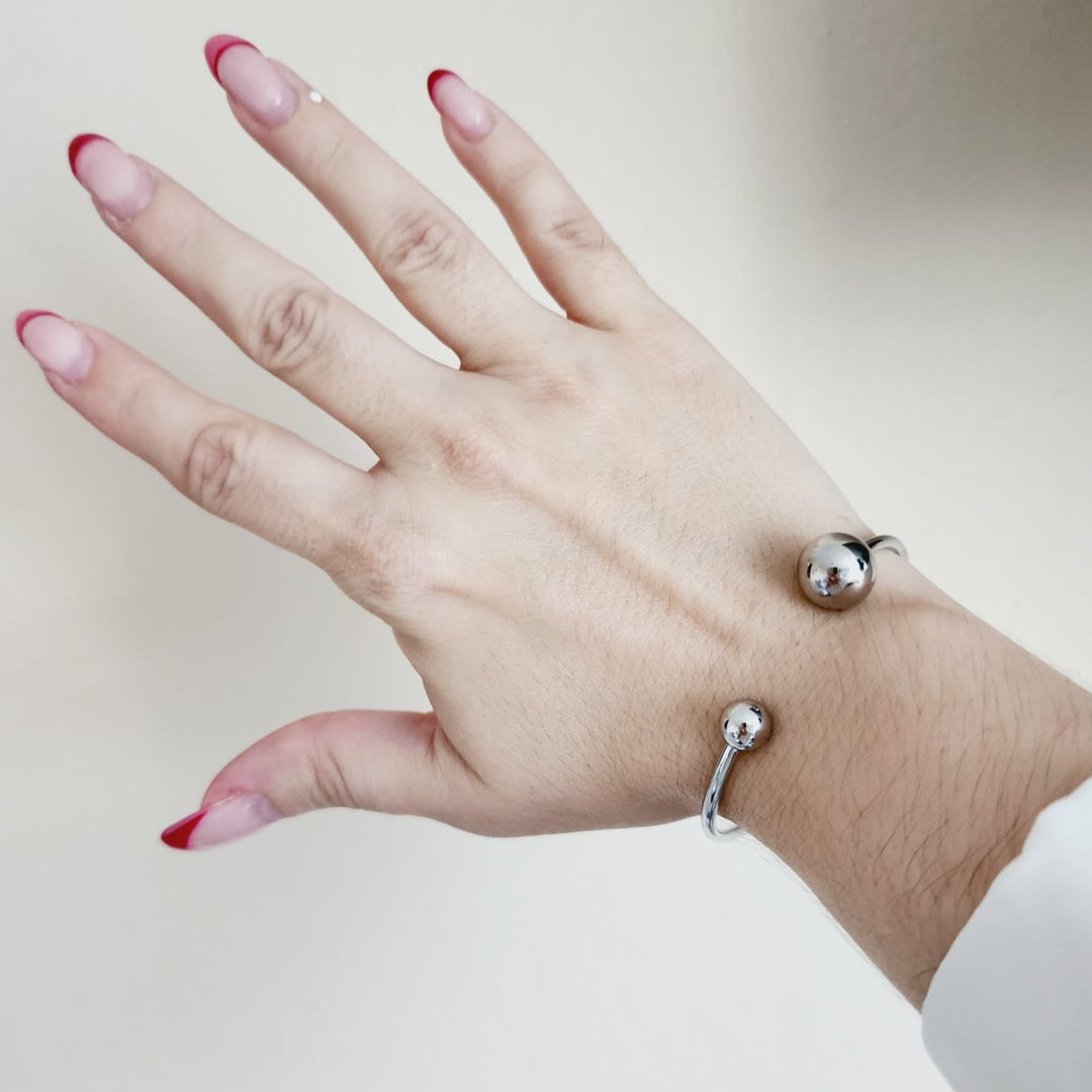 Dots ball cuff Bangles, Silver and Gold Bracelets, Solid Silver and Bold Bracelets, Solid Silver Bangle, Textured bangles, classy two tone bangles, 18k waterproof bangles, 18k gold waterproof bangles, long lasting bracelets, long lasting vintage jewelry, christmas gift for her, timeless bracelets, timeless waterproof jewelry, ellie vail jewelry dupe, missoma jewelry dupe