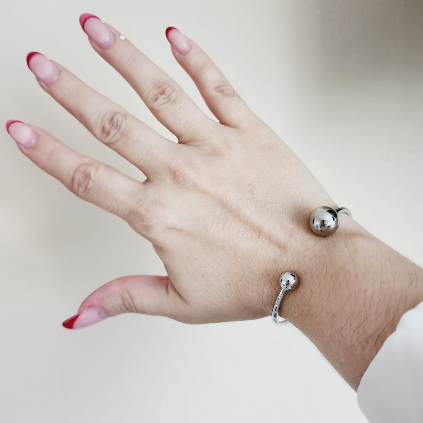 Dots ball cuff Bangles, Silver and Gold Bracelets, Solid Silver and Bold Bracelets, Solid Silver Bangle, Textured bangles, classy two tone bangles, 18k waterproof bangles, 18k gold waterproof bangles, long lasting bracelets, long lasting vintage jewelry, christmas gift for her, timeless bracelets, timeless waterproof jewelry, ellie vail jewelry dupe, missoma jewelry dupe