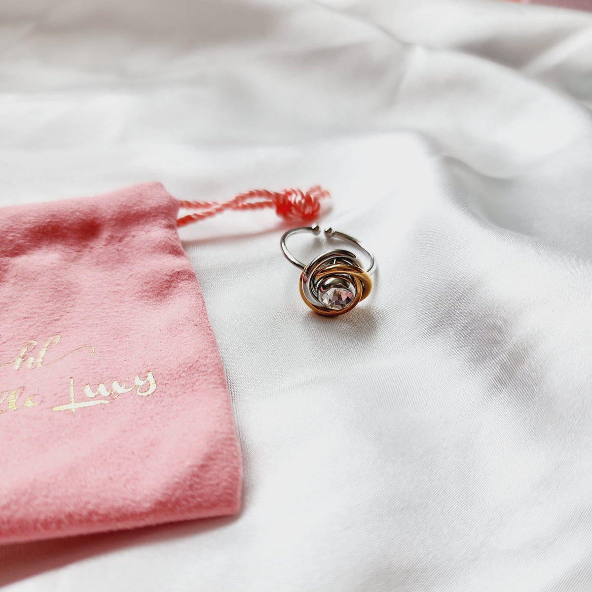 Delicate flower Triple Tone glossy Ring, delicate three tone ring, three tone bold ring, flower ring, rose gold bold ring, three tone mother pearl ring, chunky three tone ring, bulky three tone ring, bold ring, promise ring, bold double tone ring, valentine gift, jewelry gift for valentines, love ring, love jewelry, gift for wife, gift for friend, friendship gifts, self love ring, amor propio anillo, anillo de corazon, waterproof ring, waterproof jewelry