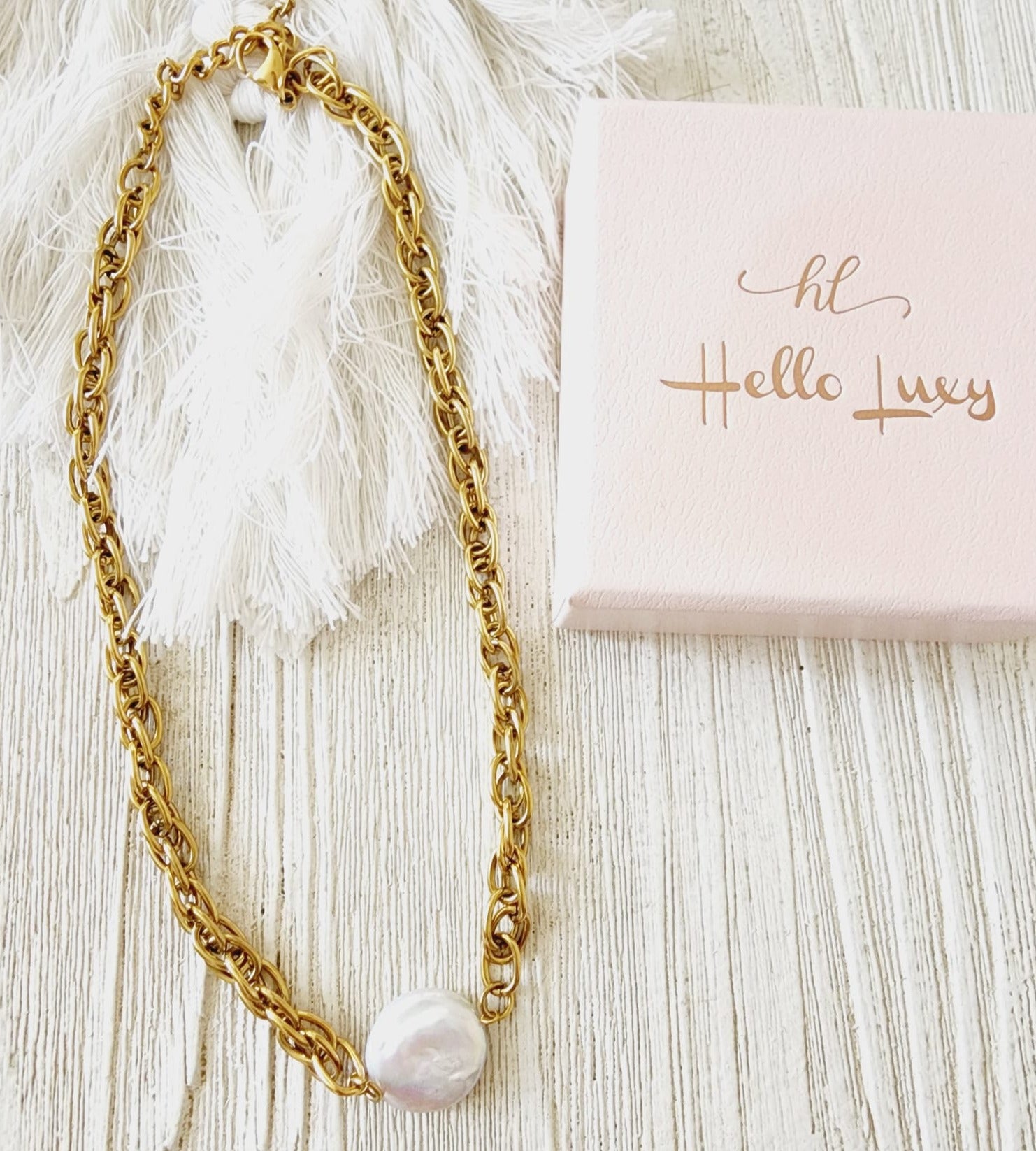 Baroque Pearls necklace, pearl necklace, lock necklace, pearls and lock necklace,  Vintage Style, Elegant Mother of Pearl Geometric Gold Necklace, Handcrafted Geometric Gold Necklace with Mother of Pearl, Timeless Mother of Pearl Pendant Necklace in Gold,   Vintage Set  Vintage Outfit  Vintage Necklaces