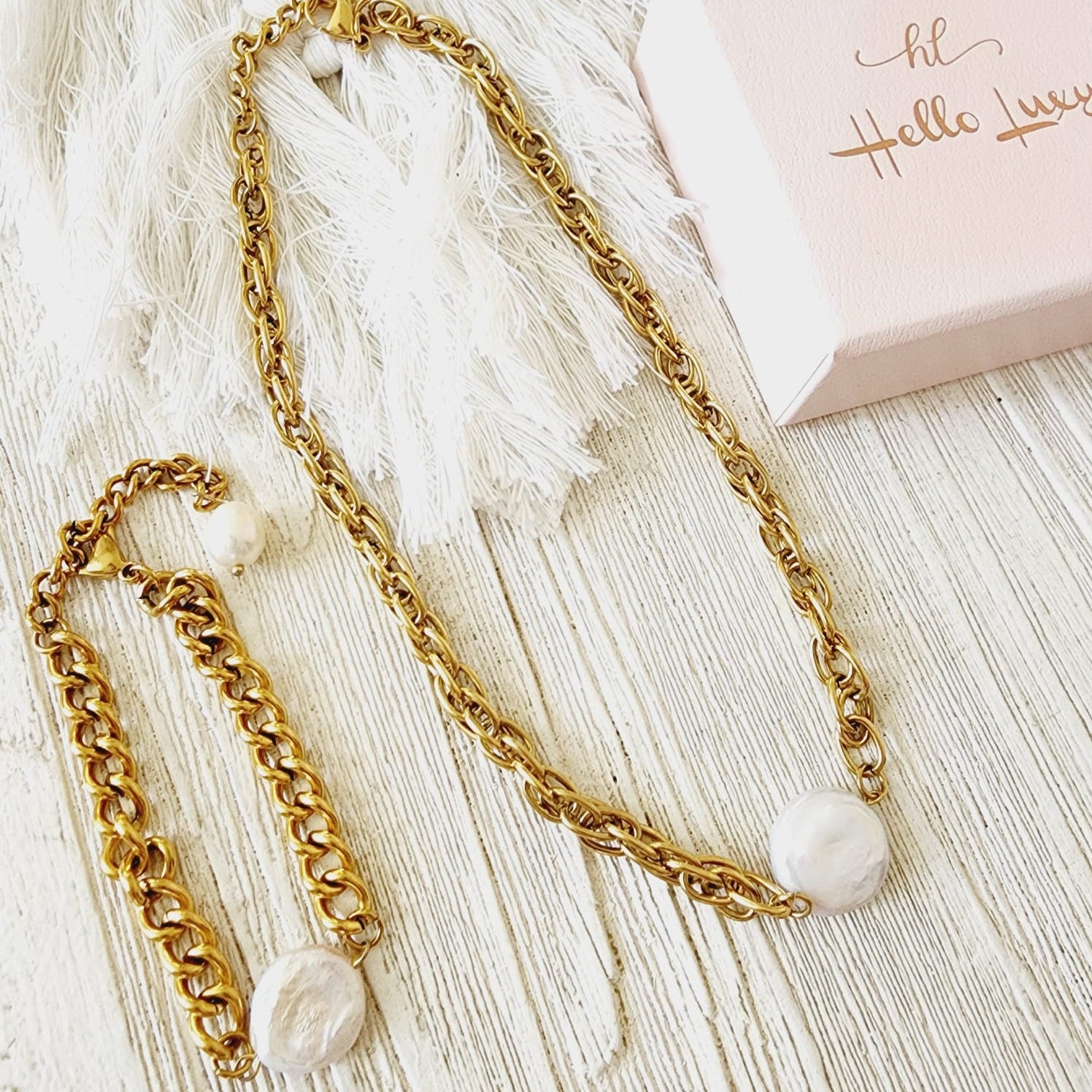 Baroque Pearls necklace, pearl necklace, lock necklace, pearls and lock necklace,  Vintage Style, Elegant Mother of Pearl Geometric Gold Necklace, Handcrafted Geometric Gold Necklace with Mother of Pearl, Timeless Mother of Pearl Pendant Necklace in Gold,   Vintage Set  Vintage Outfit  Vintage Necklaces