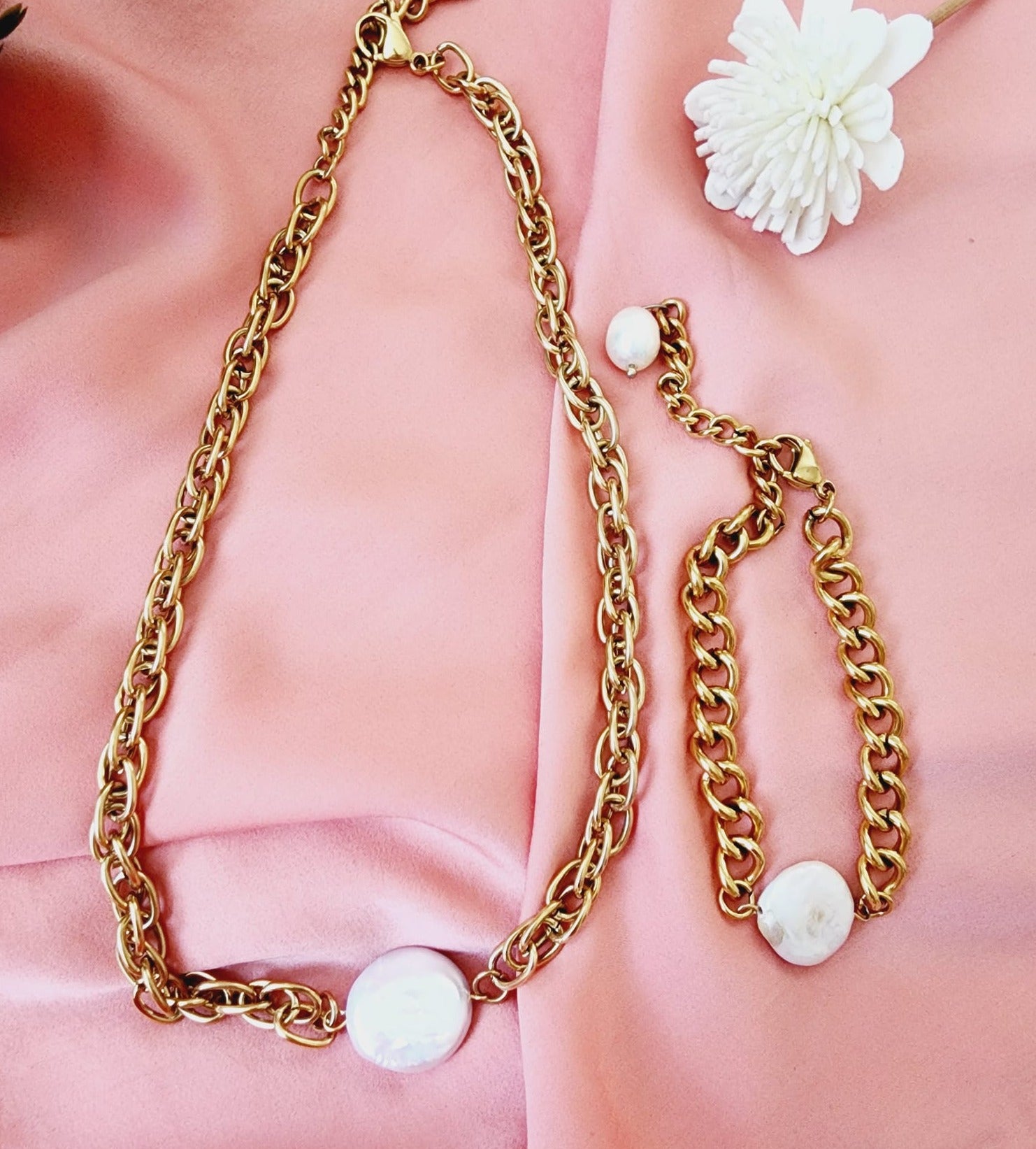 Baroque Pearls necklace, pearl necklace, lock necklace, pearls and lock necklace,  Vintage Style, Elegant Mother of Pearl Geometric Gold Necklace, Handcrafted Geometric Gold Necklace with Mother of Pearl, Timeless Mother of Pearl Pendant Necklace in Gold,   Vintage Set  Vintage Outfit  Vintage Necklaces