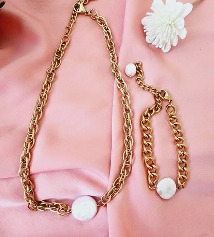 Baroque Pearls necklace, pearl necklace, lock necklace, pearls and lock necklace,  Vintage Style, Elegant Mother of Pearl Geometric Gold Necklace, Handcrafted Geometric Gold Necklace with Mother of Pearl, Timeless Mother of Pearl Pendant Necklace in Gold,   Vintage Set  Vintage Outfit  Vintage Necklaces