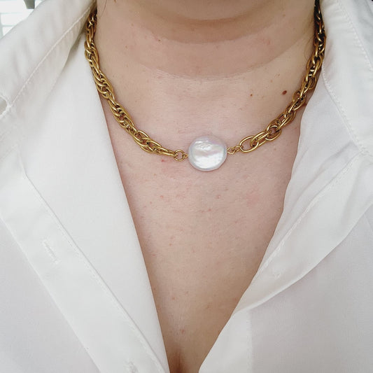 Baroque Pearls necklace, pearl necklace, lock necklace, pearls and lock necklace,  Vintage Style, Elegant Mother of Pearl Geometric Gold Necklace, Handcrafted Geometric Gold Necklace with Mother of Pearl, Timeless Mother of Pearl Pendant Necklace in Gold,   Vintage Set  Vintage Outfit  Vintage Necklaces