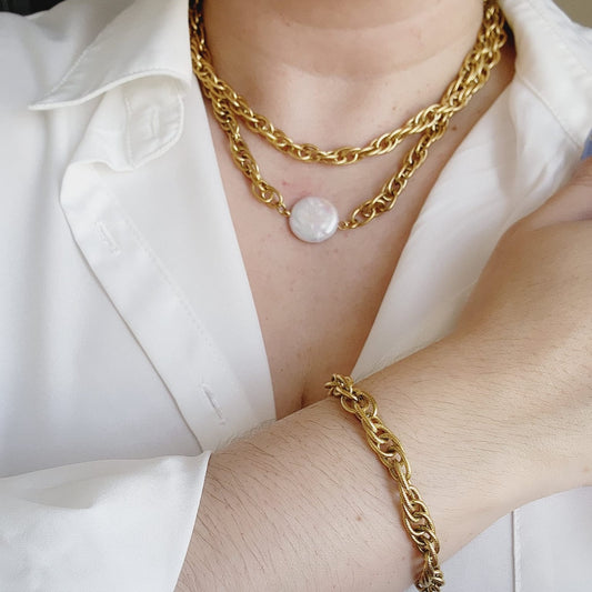 Baroque Pearls necklace, pearl necklace, lock necklace, pearls and lock necklace,  Vintage Style, Elegant Mother of Pearl Geometric Gold Necklace, Handcrafted Geometric Gold Necklace with Mother of Pearl, Timeless Mother of Pearl Pendant Necklace in Gold,   Vintage Set  Vintage Outfit  Vintage Necklaces
