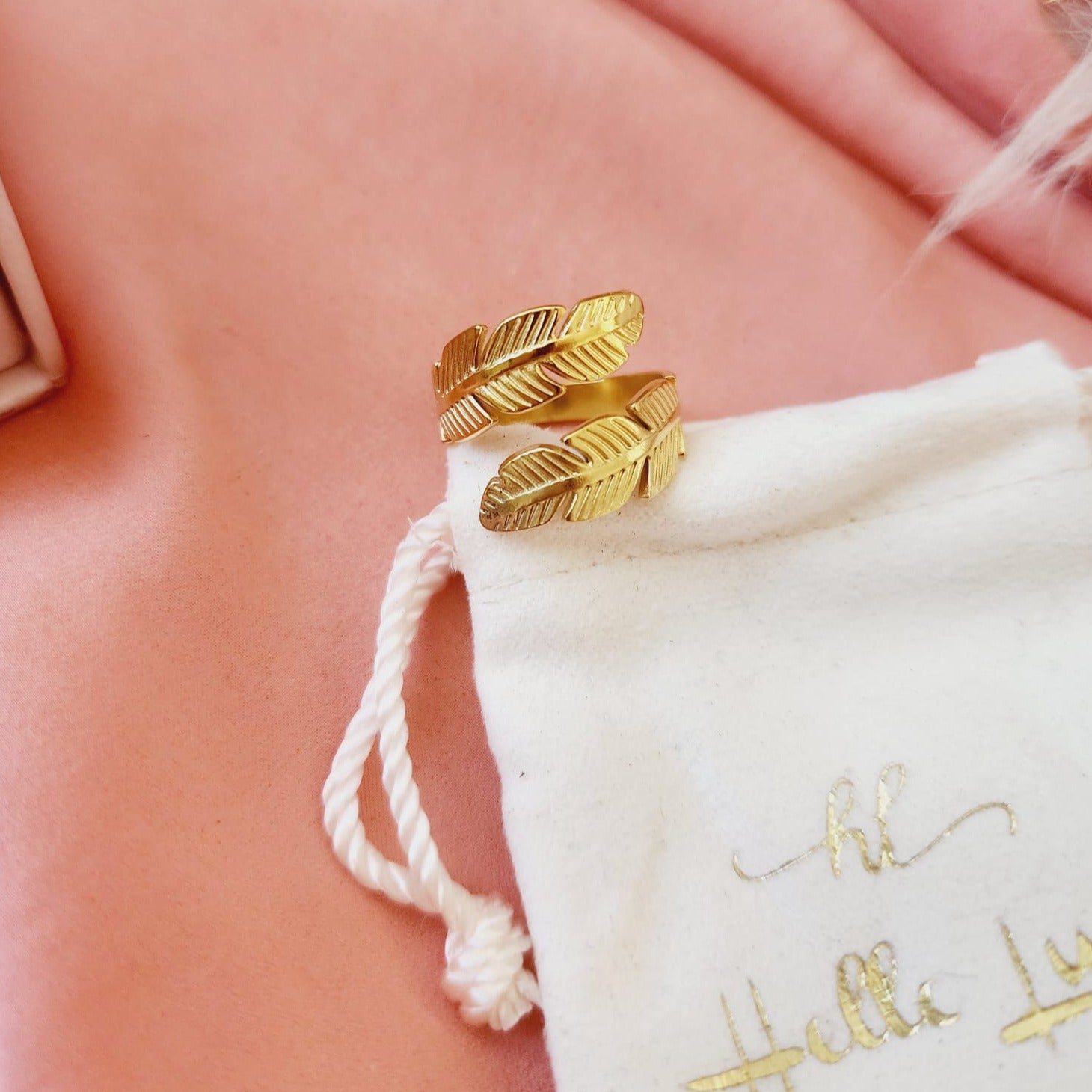 Bold Intertwined leaves Ring, gold leaves Ring, Chunky leaves ring, vintage leaves bold ring, Adjustable Gold ring, dainty leaves ring, Delicate and simple ring, chunky star ring, green gold ring, waterproof ring, hypoallergenic ring, untarnish ring, anti tarnish ring, anillo de estrellas, Water Resistant Jewelry  Water Resistant sweat resistant jewelry water resistance jewelry