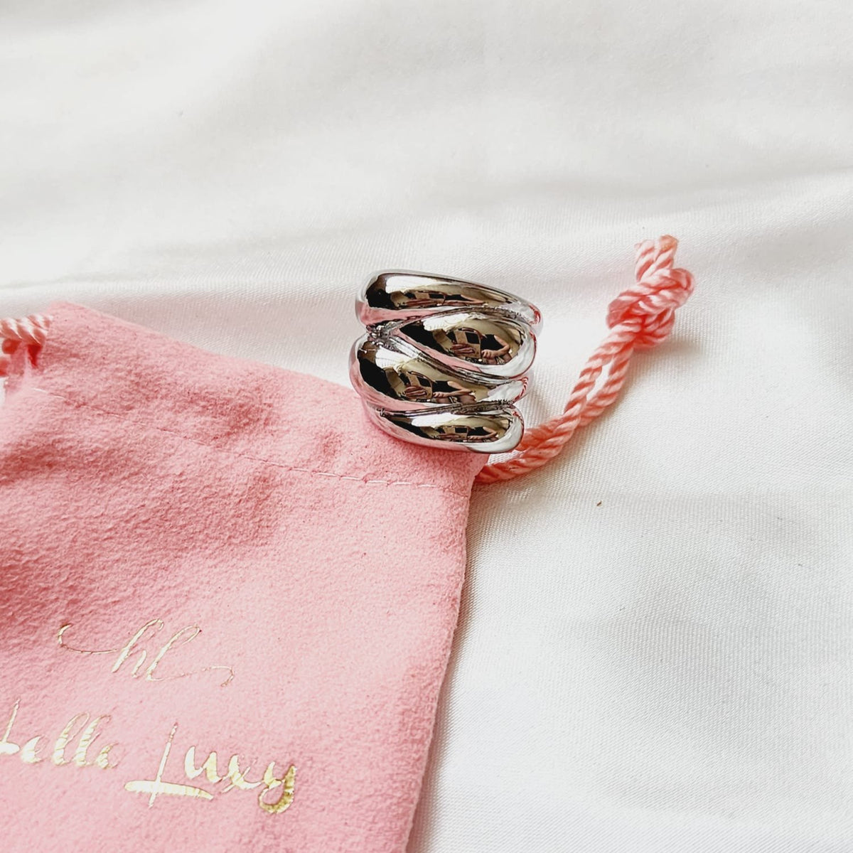 Bold Double Bubble glossy Ring, Chunky ring, Double tone bold ring, bold ring, bold double tone ring, valentine gift, jewelry gift for valentines, love ring, love jewelry, gift for wife, gift for friend, friendship gifts, self love ring, amor propio anillo, anillo de corazon, waterproof ring, waterproof jewelry, timeless jewelry, timeless ring, gift for girlfriend, soulmate ring, elegant ring, classy ring, dainty ring, everyday ring, must have ring, must have jewelry