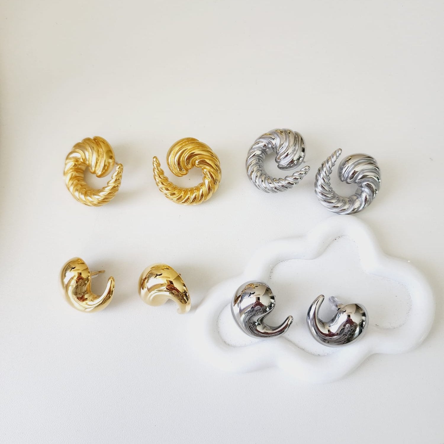 Bold golden studs, chunky golden studs, geometric jewelry, spiral earrings, spiral silver earrings, hearts silver medium earrings, Silver classy earrings, hearts earrings, self love earrings, silver chunky hearts earrings, two tones chunky earrings, hypoallergenic earrings, two tone everyday hoops, 18k gold plated earrings, Waterproof earrings, Silver and gold earrings, Durable earrings, Elegant earrings, Timeless design, aesthetic earrings, timeless earrings, Stylish jewelry, stylish earrings, Versatile je