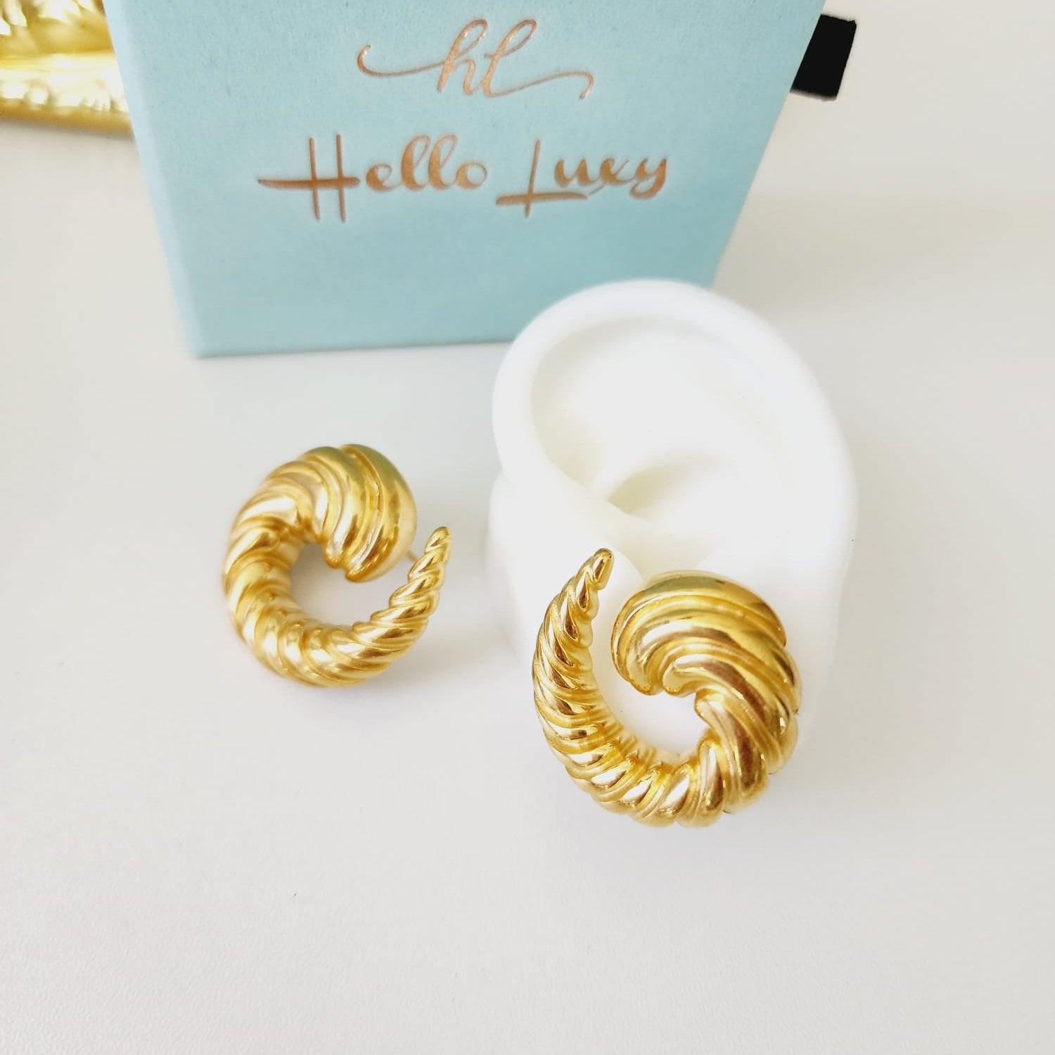 Bold golden studs, chunky golden studs, geometric jewelry, spiral earrings, spiral silver earrings, hearts silver medium earrings, Silver classy earrings, hearts earrings, self love earrings, silver chunky hearts earrings, two tones chunky earrings, hypoallergenic earrings, two tone everyday hoops, 18k gold plated earrings, Waterproof earrings, Silver and gold earrings, Durable earrings, Elegant earrings, Timeless design, aesthetic earrings, timeless earrings, Stylish jewelry, stylish earrings, Versatile je