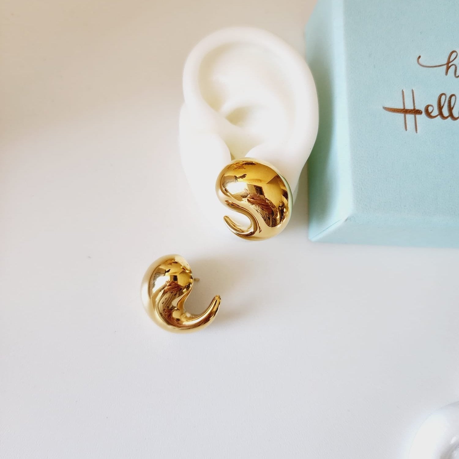 Bold golden studs, chunky golden studs, geometric jewelry, spiral earrings, spiral silver earrings, hearts silver medium earrings, Silver classy earrings, hearts earrings, self love earrings, silver chunky hearts earrings, two tones chunky earrings, hypoallergenic earrings, two tone everyday hoops, 18k gold plated earrings, Waterproof earrings, Silver and gold earrings, Durable earrings, Elegant earrings, Timeless design, aesthetic earrings, timeless earrings, Stylish jewelry, stylish earrings, Versatile je