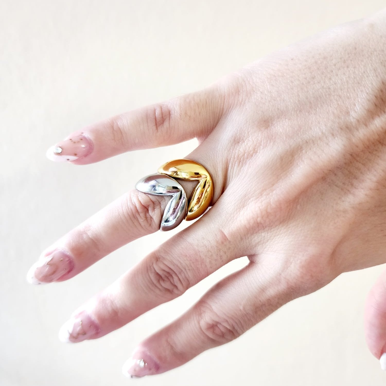 Bold Double Bubble glossy Ring, Chunky ring, Double tone bold ring, bold ring, bold double tone ring, valentine gift, jewelry gift for valentines, love ring, love jewelry, gift for wife, gift for friend, friendship gifts, self love ring, amor propio anillo, anillo de corazon, waterproof ring, waterproof jewelry, timeless jewelry, timeless ring, gift for girlfriend, soulmate ring, elegant ring, classy ring, dainty ring, everyday ring, must have ring, must have jewelry