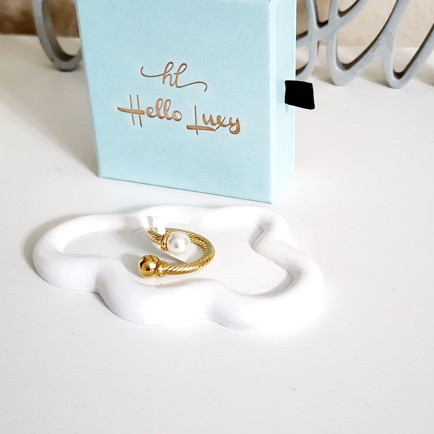 Pearl and gold spiral ring, Pearl chunky dainty Ring, golden pearl ring, pearl bold ring, bold ring