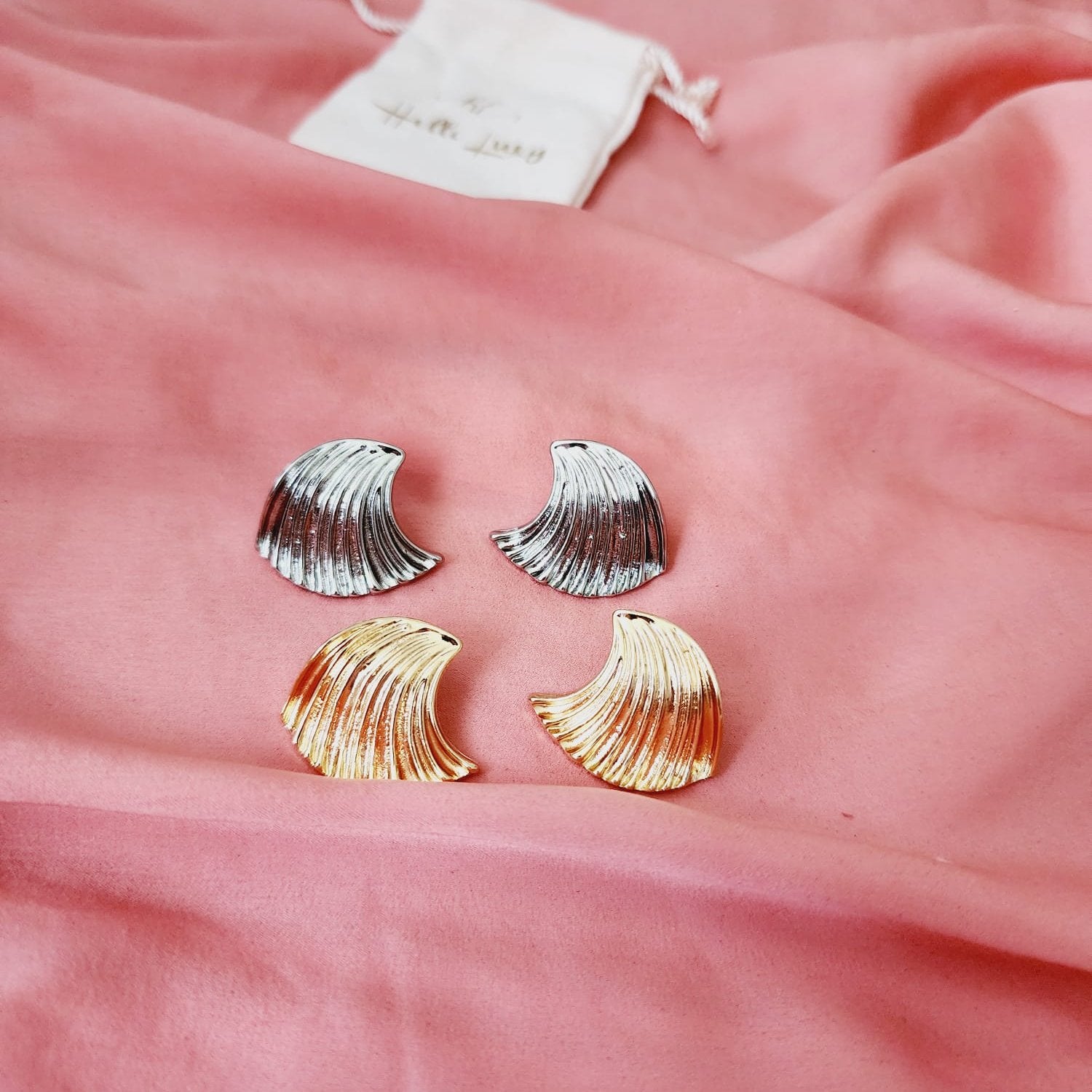 Bold golden studs, chunky golden studs, geometric jewelry, spiral earrings, spiral silver earrings, hearts silver medium earrings, Silver classy earrings, hearts earrings, self love earrings, silver chunky hearts earrings, two tones chunky earrings, hypoallergenic earrings, two tone everyday hoops, 18k gold plated earrings, Waterproof earrings, Silver and gold earrings, Durable earrings, Elegant earrings, Timeless design, aesthetic earrings, timeless earrings, Stylish jewelry, stylish earrings, Versatile je