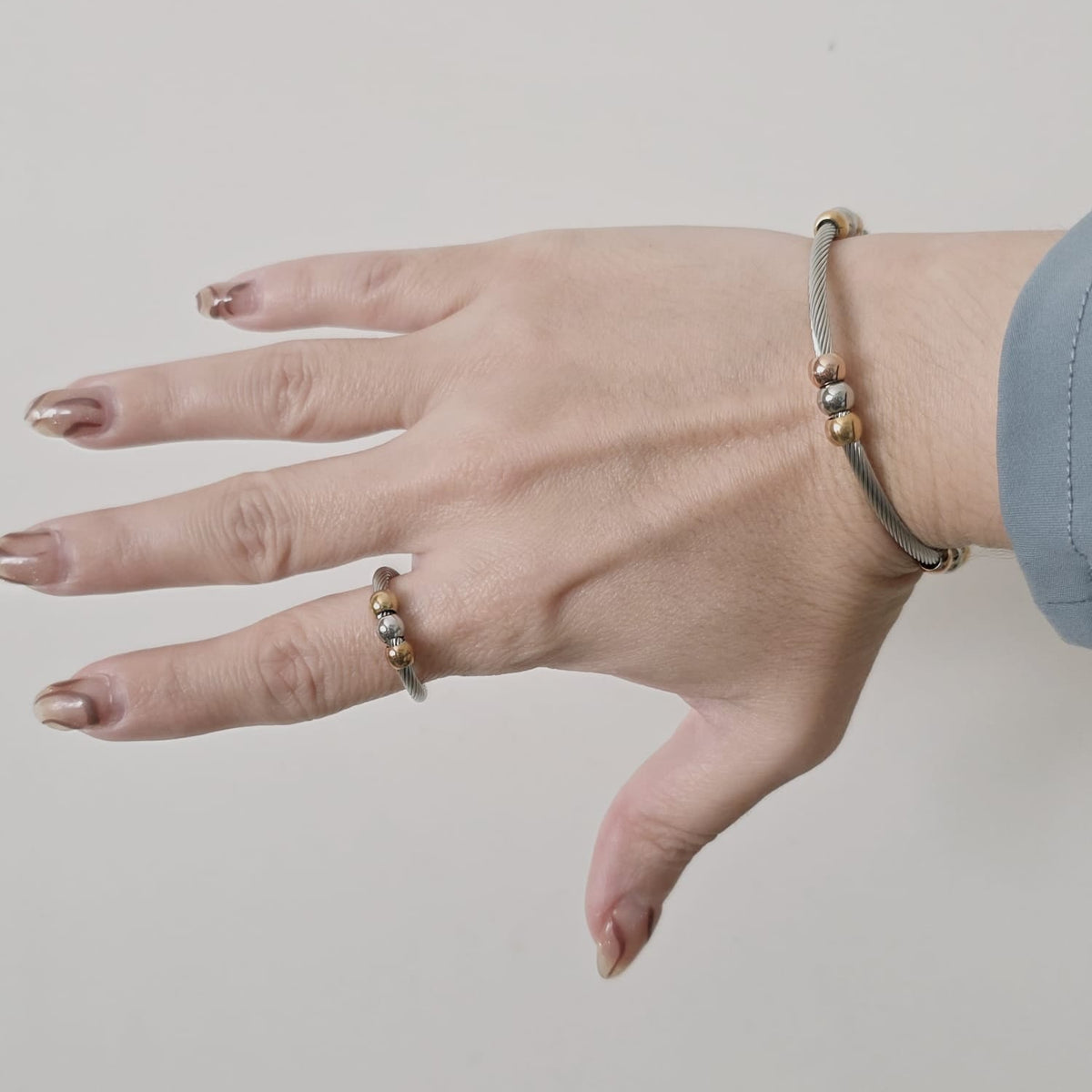 Two Tone Bracelets, Vintage two tone bracelets, Two tone Bangles, Solid Gold Bangles, Solid Silver Bangle, Textured bangles, classy two tone bangles, 18k waterproof bangles, 18k gold waterproof bangles, long lasting bracelets, long lasting vintage jewelry, christmas gift for her, timeless bracelets, timeless waterproof jewelry, ellie vail jewelry dupe, missoma jewelry dupe