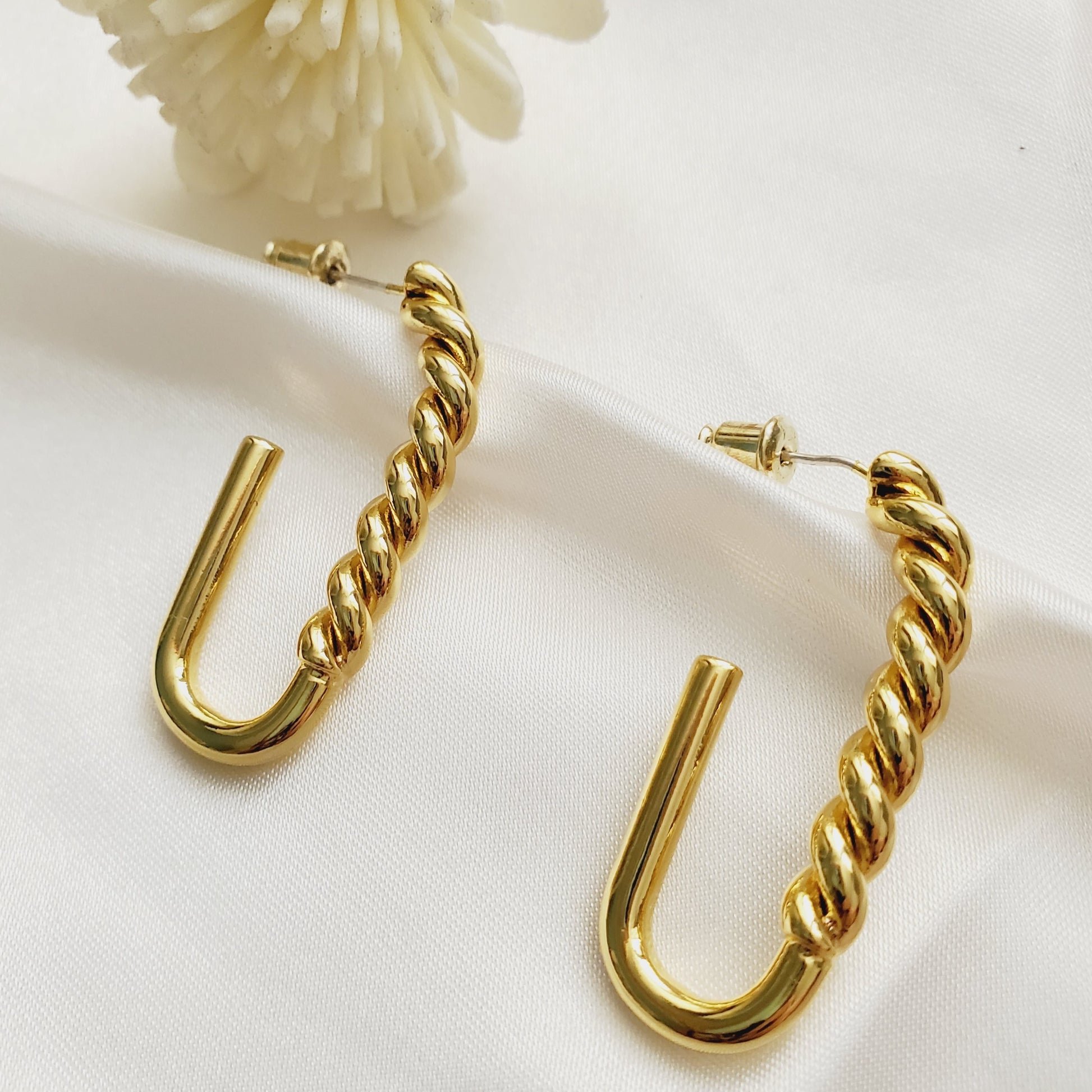 Water resistant jewelry, Hypoallergenic jewelry, tarnish free jewelry, Gold Plated Necklaces, Vintage Necklace, Minimalist Jewelry, Ellie Vail Jewelry, Ellie Vail Necklace, Hey Harper Jewelry, waterproof jewelry, cali tiger jewelry, cali tiger necklaces, 1980 jewelry, she is gold jewelry, kylie jenner necklace, Hello Luxy, Fine Jewelry, Tik Tok Jewelry, Tik Tok Fashion, Best Gift for wife, Wife best gift