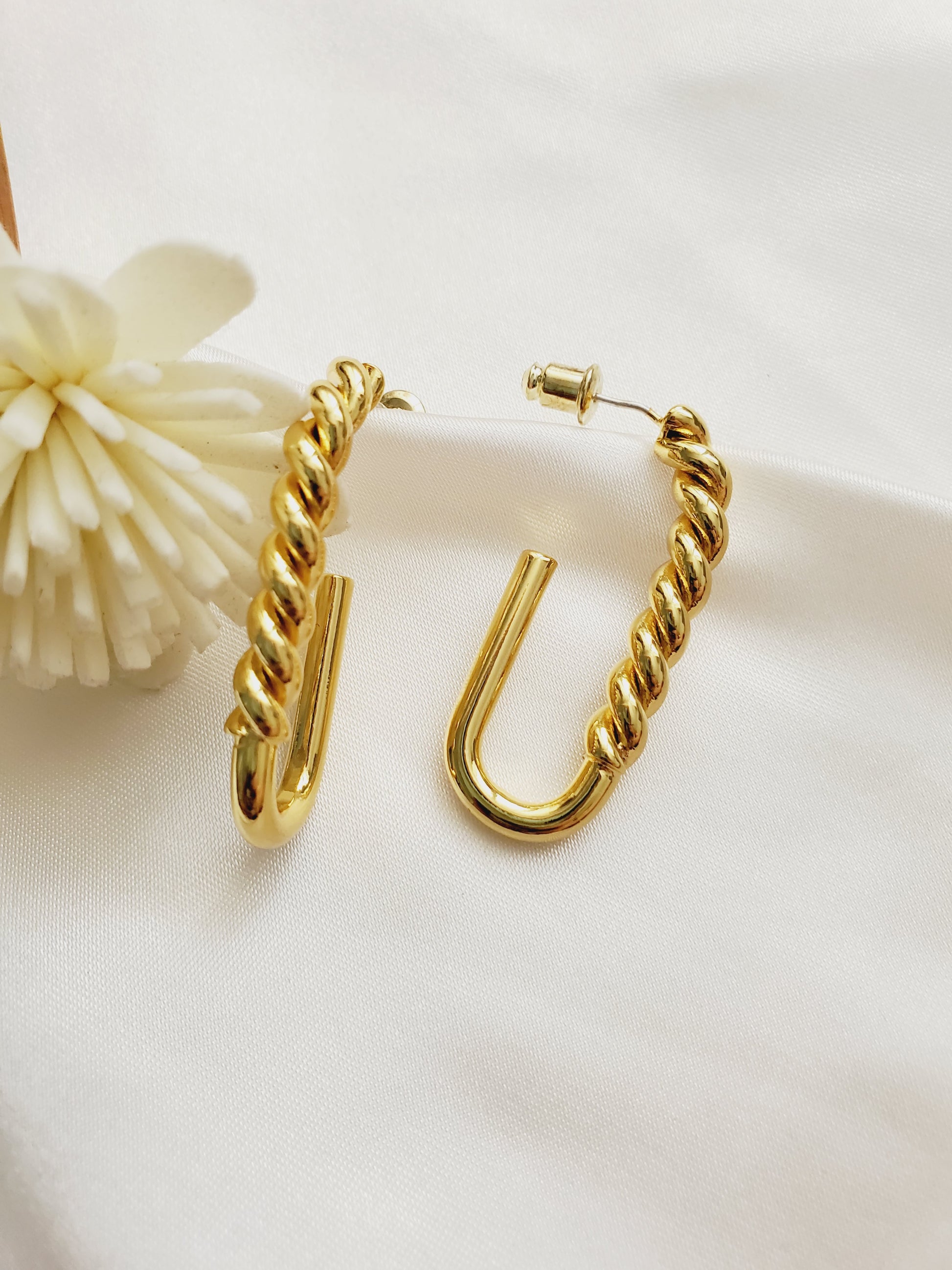 Water resistant jewelry, Hypoallergenic jewelry, tarnish free jewelry, Gold Plated Necklaces, Vintage Necklace, Minimalist Jewelry, Ellie Vail Jewelry, Ellie Vail Necklace, Hey Harper Jewelry, waterproof jewelry, cali tiger jewelry, cali tiger necklaces, 1980 jewelry, she is gold jewelry, kylie jenner necklace, Hello Luxy, Fine Jewelry, Tik Tok Jewelry, Tik Tok Fashion, Best Gift for wife, Wife best gift