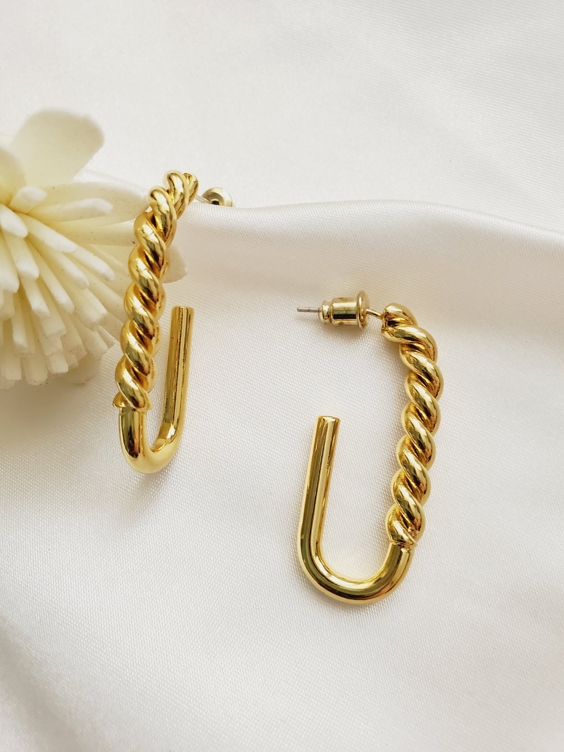 Water resistant jewelry, Hypoallergenic jewelry, tarnish free jewelry, Gold Plated Necklaces, Vintage Necklace, Minimalist Jewelry, Ellie Vail Jewelry, Ellie Vail Necklace, Hey Harper Jewelry, waterproof jewelry, cali tiger jewelry, cali tiger necklaces, 1980 jewelry, she is gold jewelry, kylie jenner necklace, Hello Luxy, Fine Jewelry, Tik Tok Jewelry, Tik Tok Fashion, Best Gift for wife, Wife best gift