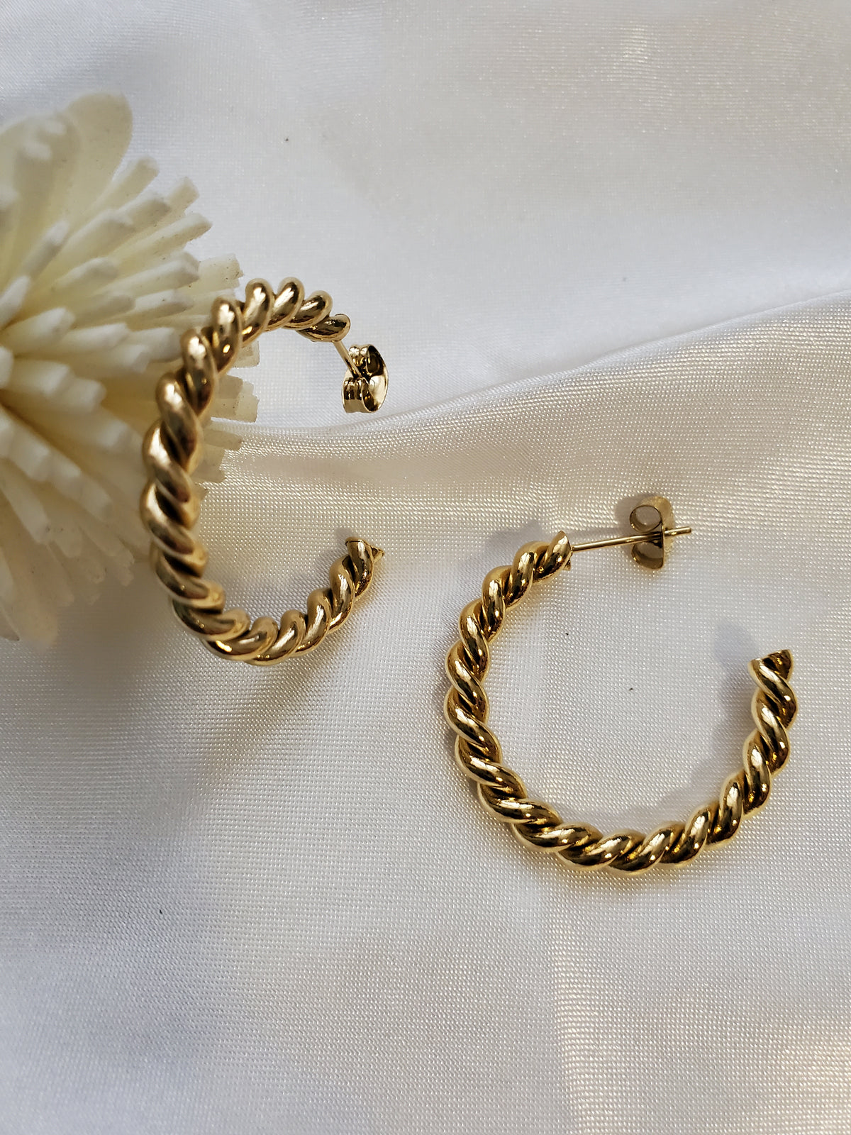 Water resistant jewelry, Hypoallergenic jewelry, tarnish free jewelry, Gold Plated Necklaces, Vintage Necklace, Minimalist Jewelry, Ellie Vail Jewelry, Ellie Vail Necklace, Hey Harper Jewelry, waterproof jewelry, cali tiger jewelry, cali tiger necklaces, 1980 jewelry, she is gold jewelry, kylie jenner necklace, Hello Luxy, Fine Jewelry, Tik Tok Jewelry, Tik Tok Fashion, Best Gift for wife, Wife best gift