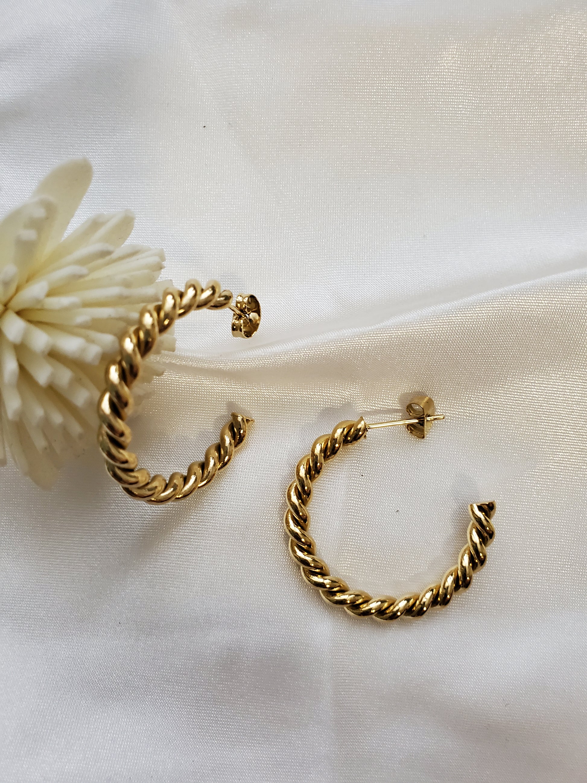 Water resistance jewelry, Hypoallergenic jewelry, does not tarnish jewelry, Gold Plated Necklaces, Vintage Necklace, Minimalist Jewelry, Hello Luxy, Fine Jewelry, Tik Tok Jewelry, Tik Tok Fashion, Best Gift for wife, Wife best gift