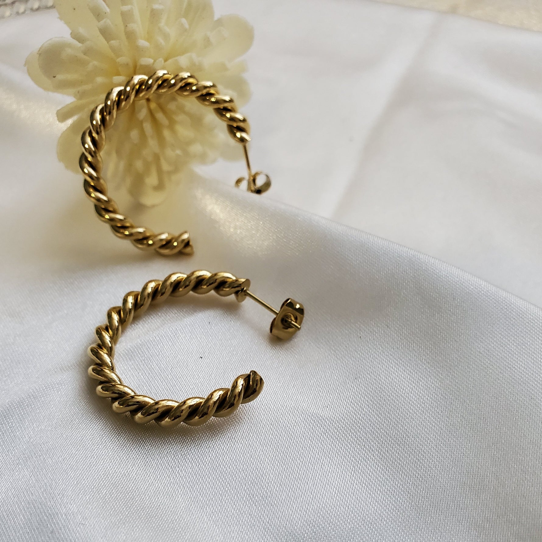 Water resistant jewelry, Hypoallergenic jewelry, tarnish free jewelry, Gold Plated Necklaces, Vintage Necklace, Minimalist Jewelry, Ellie Vail Jewelry, Ellie Vail Necklace, Hey Harper Jewelry, waterproof jewelry, cali tiger jewelry, cali tiger necklaces, 1980 jewelry, she is gold jewelry, kylie jenner necklace, Hello Luxy, Fine Jewelry, Tik Tok Jewelry, Tik Tok Fashion, Best Gift for wife, Wife best gift