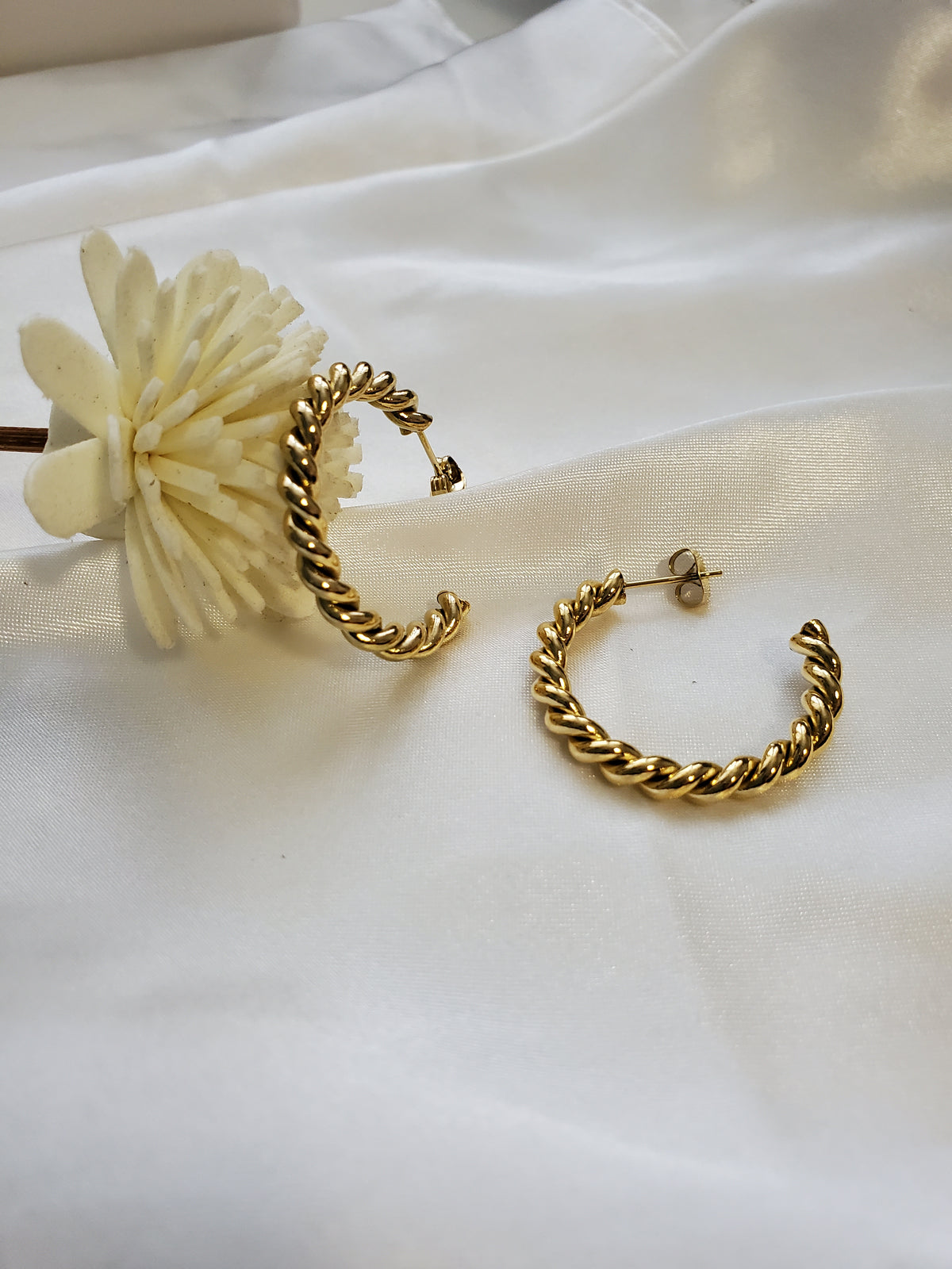 Water resistant jewelry, Hypoallergenic jewelry, tarnish free jewelry, Gold Plated Necklaces, Vintage Necklace, Minimalist Jewelry, Ellie Vail Jewelry, Ellie Vail Necklace, Hey Harper Jewelry, waterproof jewelry, cali tiger jewelry, cali tiger necklaces, 1980 jewelry, she is gold jewelry, kylie jenner necklace, Hello Luxy, Fine Jewelry, Tik Tok Jewelry, Tik Tok Fashion, Best Gift for wife, Wife best gift