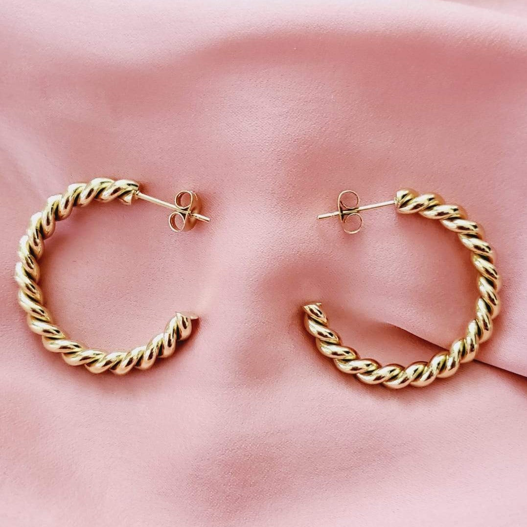 Water resistant jewelry, Hypoallergenic jewelry, tarnish free jewelry, Gold Plated Necklaces, Vintage Necklace, Minimalist Jewelry, Ellie Vail Jewelry, Ellie Vail Necklace, Hey Harper Jewelry, waterproof jewelry, cali tiger jewelry, cali tiger necklaces, 1980 jewelry, she is gold jewelry, kylie jenner necklace, Hello Luxy, Fine Jewelry, Tik Tok Jewelry, Tik Tok Fashion, Best Gift for wife, Wife best gift