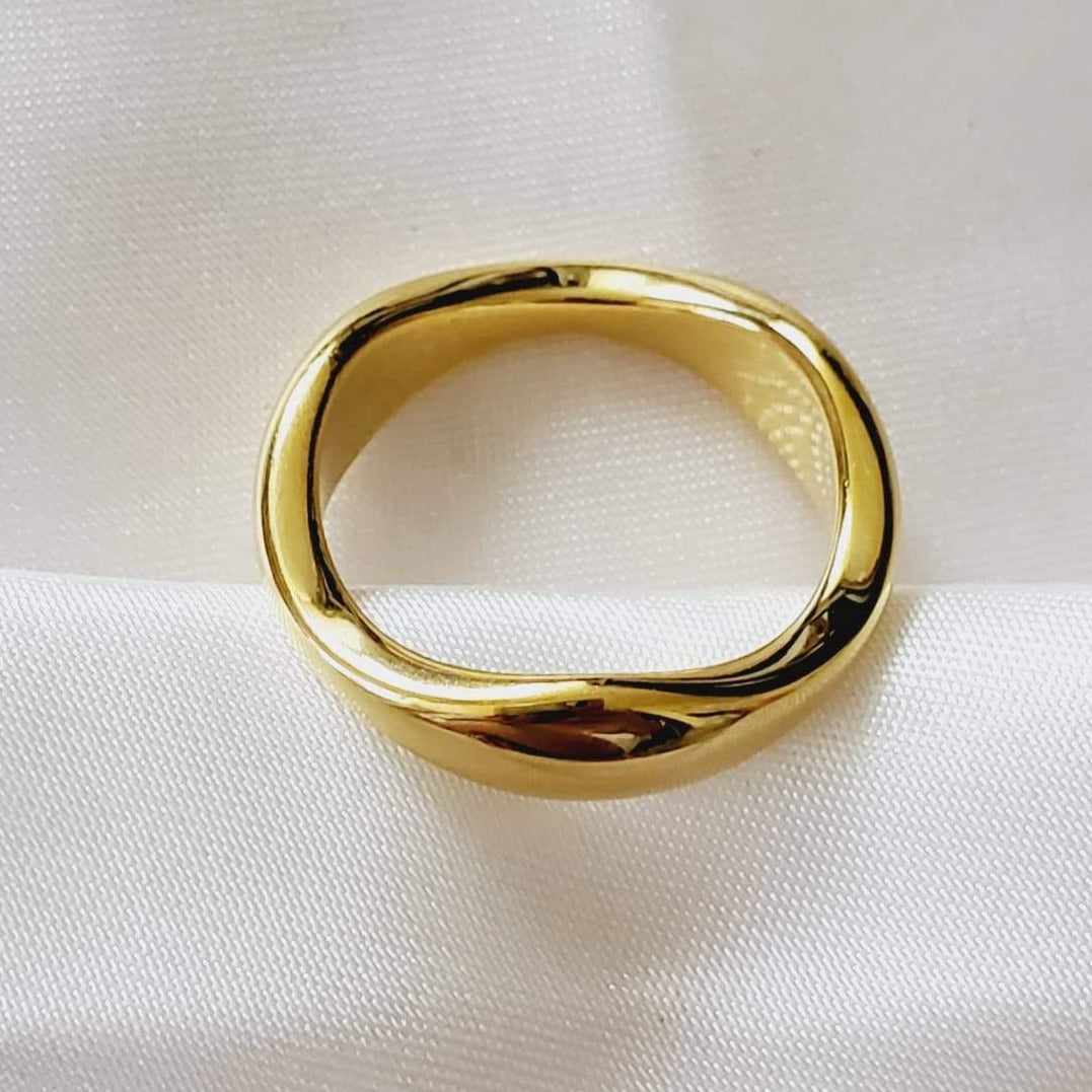 Water resistance jewelry, Hypoallergenic jewelry, does not tarnish jewelry, Gold Plated Necklaces, Vintage Necklace, Minimalist Jewelry, Hello Luxy, Fine Jewelry, Tik Tok Jewelry, Tik Tok Fashion, Best Gift for wife, Wife best gift, Stackable gold ring, Simple gold ring, classy gold ring, 18k gold ring
