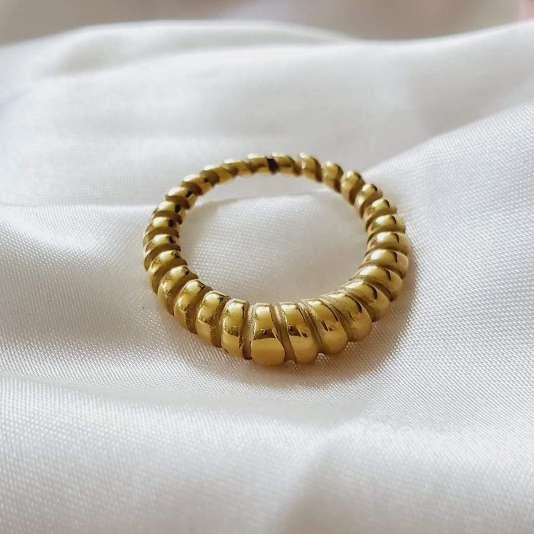 Water resistant jewelry, Hypoallergenic jewelry, tarnish free jewelry, Gold Plated Necklaces, Vintage Necklace, Minimalist Jewelry, Ellie Vail Jewelry, Ellie Vail Necklace, Hey Harper Jewelry, waterproof jewelry, cali tiger jewelry, cali tiger necklaces, 1980 jewelry, she is gold jewelry, kylie jenner necklace, Hello Luxy, Fine Jewelry, Tik Tok Jewelry, Tik Tok Fashion, Best Gift for wife, Wife best gift