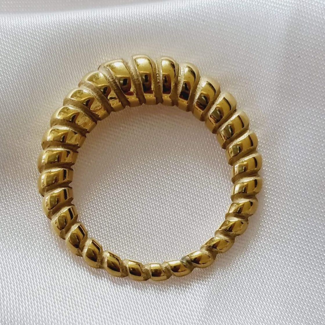 Water resistant jewelry, Hypoallergenic jewelry, tarnish free jewelry, Gold Plated Necklaces, Vintage Necklace, Minimalist Jewelry, Ellie Vail Jewelry, Ellie Vail Necklace, Hey Harper Jewelry, waterproof jewelry, cali tiger jewelry, cali tiger necklaces, 1980 jewelry, she is gold jewelry, kylie jenner necklace, Hello Luxy, Fine Jewelry, Tik Tok Jewelry, Tik Tok Fashion, Best Gift for wife, Wife best gift