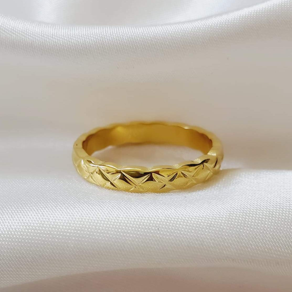 Water resistant jewelry, Hypoallergenic jewelry, tarnish free jewelry, Gold Plated Necklaces, Vintage Necklace, Minimalist Jewelry, Ellie Vail Jewelry, Ellie Vail Necklace, Hey Harper Jewelry, waterproof jewelry, cali tiger jewelry, cali tiger necklaces, 1980 jewelry, she is gold jewelry, kylie jenner necklace, Hello Luxy, Fine Jewelry, Tik Tok Jewelry, Tik Tok Fashion, Best Gift for wife, Wife best gift