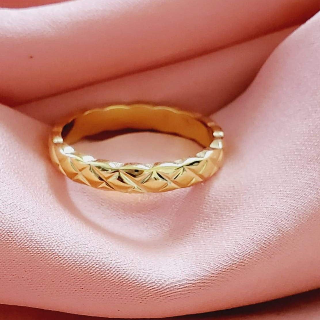 Water resistant jewelry, Hypoallergenic jewelry, tarnish free jewelry, Gold Plated Necklaces, Vintage Necklace, Minimalist Jewelry, Ellie Vail Jewelry, Ellie Vail Necklace, Hey Harper Jewelry, waterproof jewelry, cali tiger jewelry, cali tiger necklaces, 1980 jewelry, she is gold jewelry, kylie jenner necklace, Hello Luxy, Fine Jewelry, Tik Tok Jewelry, Tik Tok Fashion, Best Gift for wife, Wife best gift