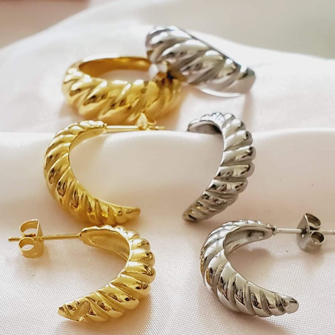 Water resistant jewelry, Hypoallergenic jewelry, tarnish free jewelry, Gold Plated Necklaces, Vintage Necklace, Minimalist Jewelry, Ellie Vail Jewelry, Ellie Vail Necklace, Hey Harper Jewelry, waterproof jewelry, cali tiger jewelry, cali tiger necklaces, 1980 jewelry, she is gold jewelry, kylie jenner necklace, Hello Luxy, Fine Jewelry, Tik Tok Jewelry, Tik Tok Fashion, Best Gift for wife, Wife best gift