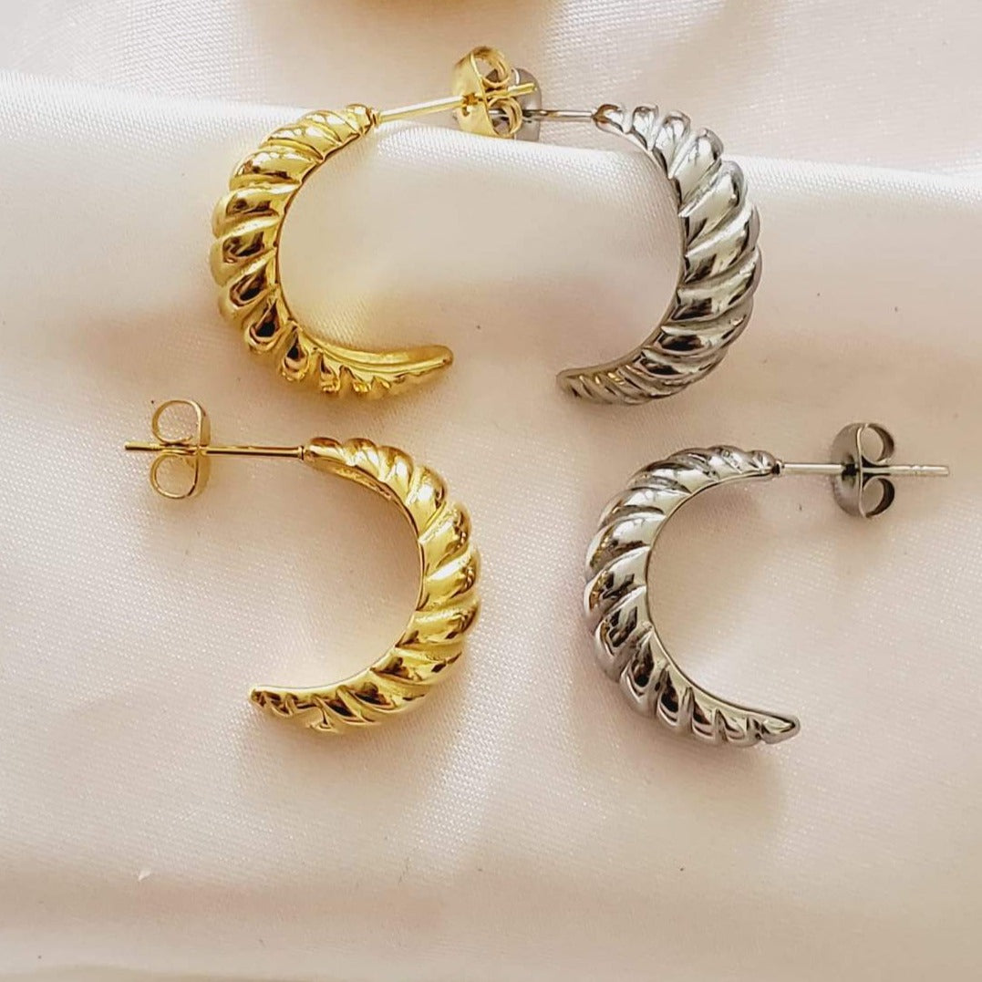 Water resistant jewelry, Hypoallergenic jewelry, tarnish free jewelry, Gold Plated Necklaces, Vintage Necklace, Minimalist Jewelry, Ellie Vail Jewelry, Ellie Vail Necklace, Hey Harper Jewelry, waterproof jewelry, cali tiger jewelry, cali tiger necklaces, 1980 jewelry, she is gold jewelry, kylie jenner necklace, Hello Luxy, Fine Jewelry, Tik Tok Jewelry, Tik Tok Fashion, Best Gift for wife, Wife best gift