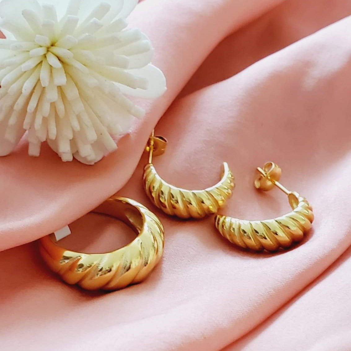 Water resistant jewelry, Hypoallergenic jewelry, tarnish free jewelry, Gold Plated Necklaces, Vintage Necklace, Minimalist Jewelry, Ellie Vail Jewelry, Ellie Vail Necklace, Hey Harper Jewelry, waterproof jewelry, cali tiger jewelry, cali tiger necklaces, 1980 jewelry, she is gold jewelry, kylie jenner necklace, Hello Luxy, Fine Jewelry, Tik Tok Jewelry, Tik Tok Fashion, Best Gift for wife, Wife best gift